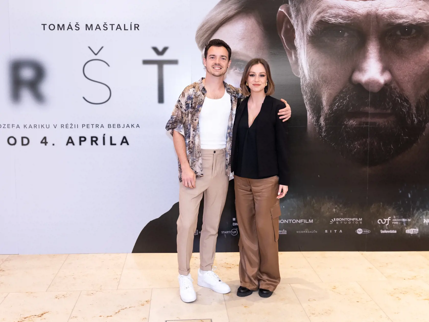 Premiéra slovenského filmu Smršť. Na snímke Dávid Hartl a jeho manželka Martina.