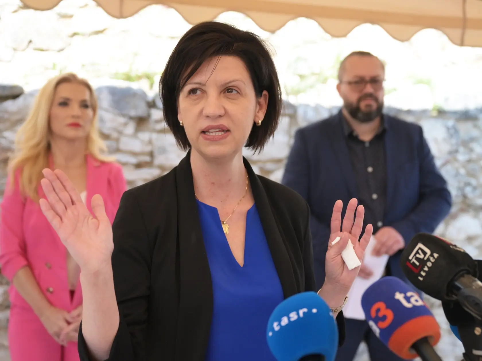 Na snímke zľava ministerka kultúry SR Martina Šimkovičová (nominantka SNS) a generálna riaditeľka Slovenského národného múzea (SNM) Andrea Predajňová počas tlačovej konferencie na Spišskom hrade na tému záchrana Románskeho paláca na Spišskom hrade v stredu 4. júna 2025. FOTO TASR – František Iván