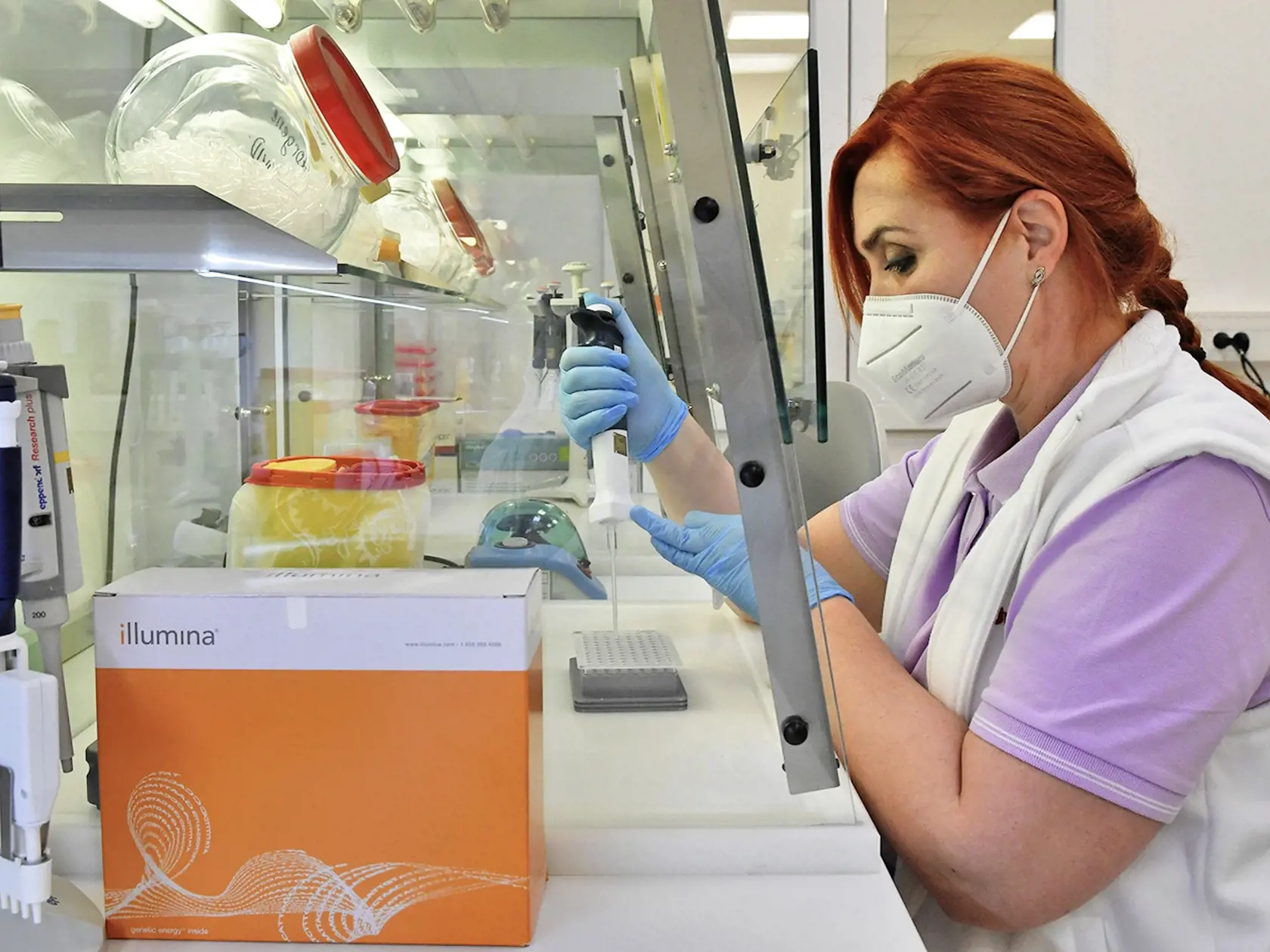 Predstavenie výsledkov sekvenovania vírusu SARS-CoV-19 s cieľom zistiť, do akej miery je na Slovensku zastúpený variant omikron v Alpha medical v Košiciach 20. januára 2022. Na snímke z laboratória lekárskej genetiky pre PCR testy laborantka Jarmila Ciglánová počas analýz PCR testov. FOTO TASR - Milan Kapusta