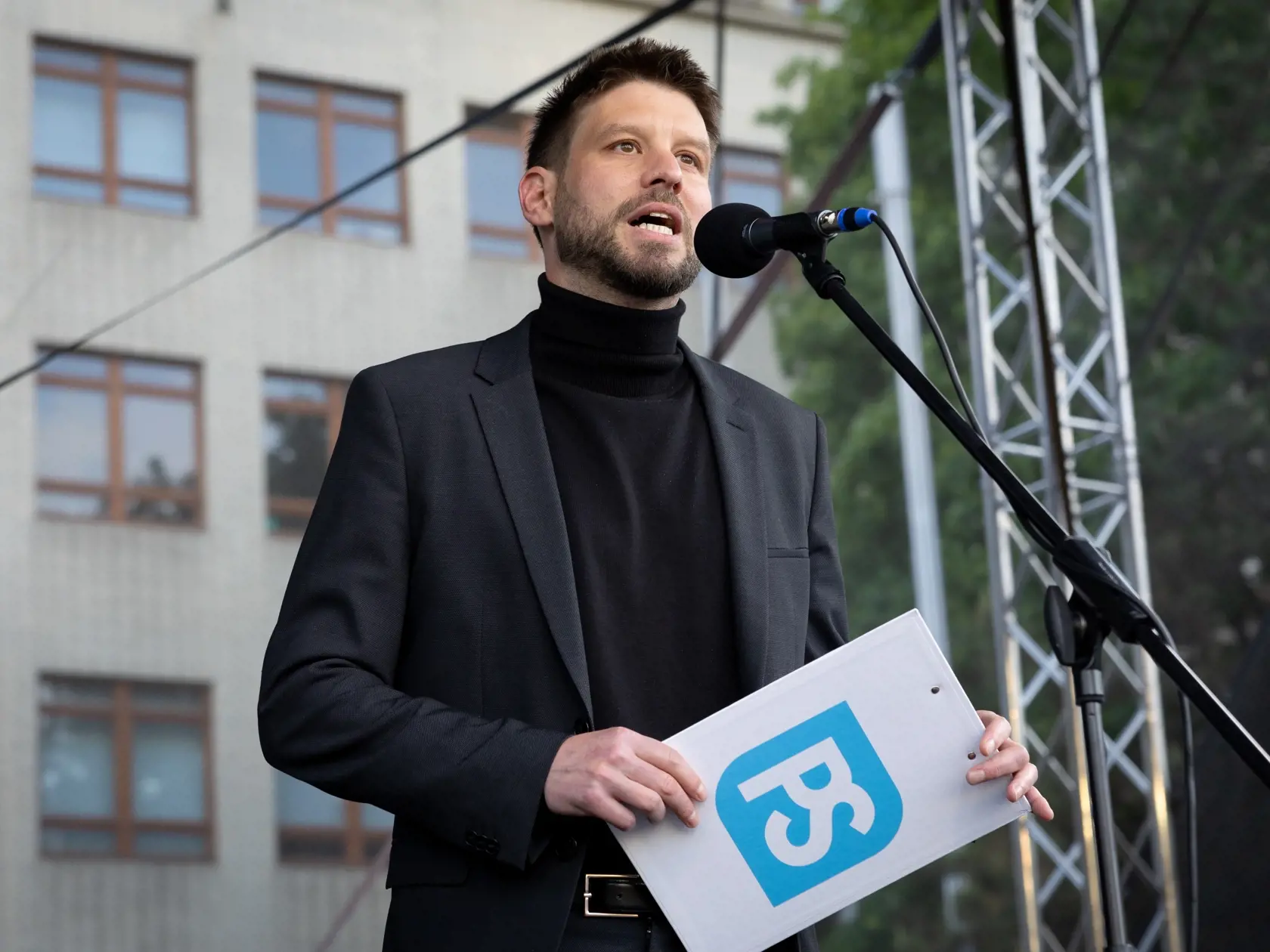 Ruky preč od RTVS - protestné verejné zhromaždenie organizované politickou stranou Progresívne Slovensko na podporu súčasného vedenia a zamestnancov verejnoprávnej televízie a rozhlasu na Slovensku. Na snímke je predseda strany Michal Šimečka.