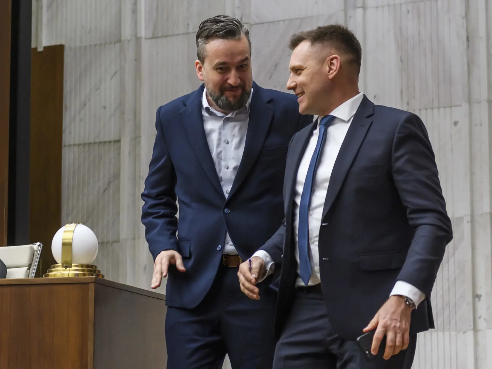 Na snímke zľava podpredseda NR SR Ľuboš Blaha (Smer-SD) a podpredseda vlády a minister životného prostredia SR Tomáš Taraba (SNS) počas 12. schôdze NRSR v Bratislave 16. apríla 2024. FOTO TASR - Jaroslav Novák