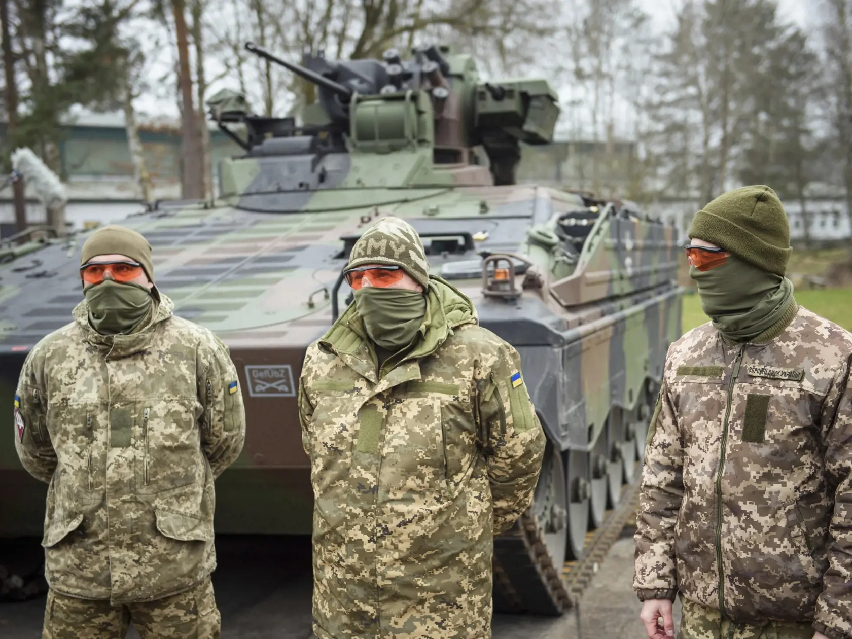 WA 30 Münster - Ukrajinskí vojaci Vitalij (vľavo), Anatolij (vpravo) a tlmočník odpovedajú na otázky novinárov pred bojovým vozidlom pechoty (BVP) Marder na cvičisku nemeckých ozbrojených síl (Bundeswehr) pri západonemeckom meste Münster v pondelok 20. februára 2023. Ukrajinskí vojaci tu absolvujú výcvik na bojových tankoch Leopard 2 a bojových vozidlách pechoty (BVP) Marder. FOTO TASR/AP

Ukrainian soldiers Vitaliy, left, and Anatoly, right, and an interpreter answer questions of the media in f