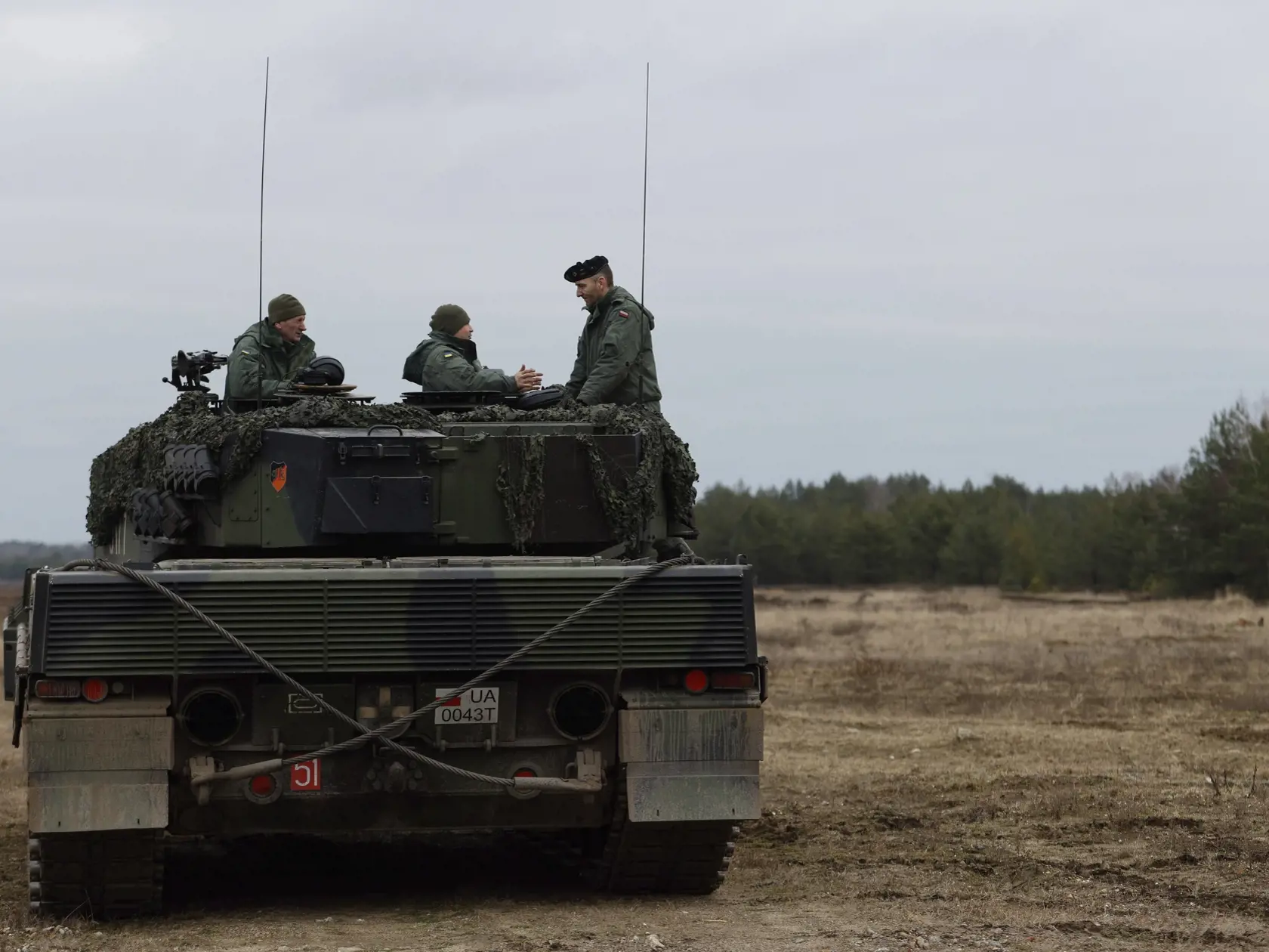 WA 4 archív Swietoszow - Na archívnej snímke z 13. februára 2023 ukrajinskí a poľskí vojaci počas výcviku na tanku Leopard 2 na vojenskej základni v poľskom meste Swietoszow. Výcvik je súčasťou vojenskej pomoci Európskej únie Ukrajine. Poľsko doručí Ukrajine 14 tankov Leopard 2 za "dva až tri týždne" po tom, ako bude ukončený výcvik ukrajinských vojakov. V utorok 21. februára 2023 to uviedlo ministerstvo zahraničných vecí vo Varšave. TASR informuje na základe správy stanice CNN. FOTO TASR/AP 

U