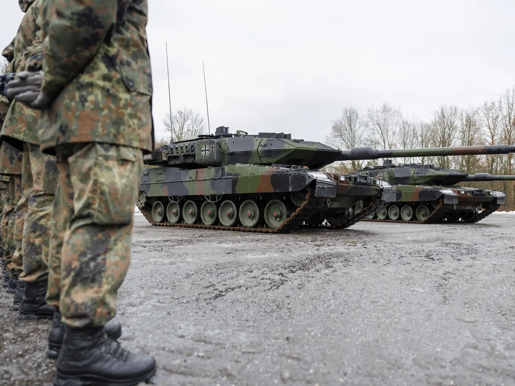 KK40 Pfreimd - Nové tanky Leopard 2 A7V nemeckej armády stoja v areáli kasární počas slávnostného odovzdania 104. tankového práporu v nemeckom Pfreimde 3. februára 2023. FOTO TASR/AP
New Leopard 2 A7V tanks from the German Army stand on the barracks grounds during the ceremonial handover for Tank Battalion 104 in Pfreimd, Germany, Friday, Feb. 3, 2023. Tank Battalion 104 will gradually be equipped with Leopard 2 A7V main battle tanks over the coming months. The suffix 2 A7V refers to the 7th dev