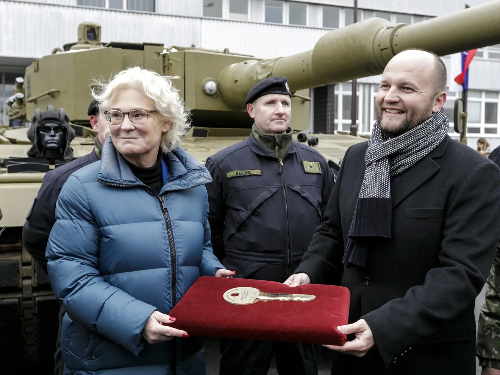 Na snímke sprava minister obrany SR Jaroslav Naď preberá od ministerky obrany Spolkovej republiky Nemecko Christine Lambrechtovej symbolický kľúč od tanku Leopard 2A4 v Bratislave 19. decembra 2022. FOTO TASR - Dano Veselský