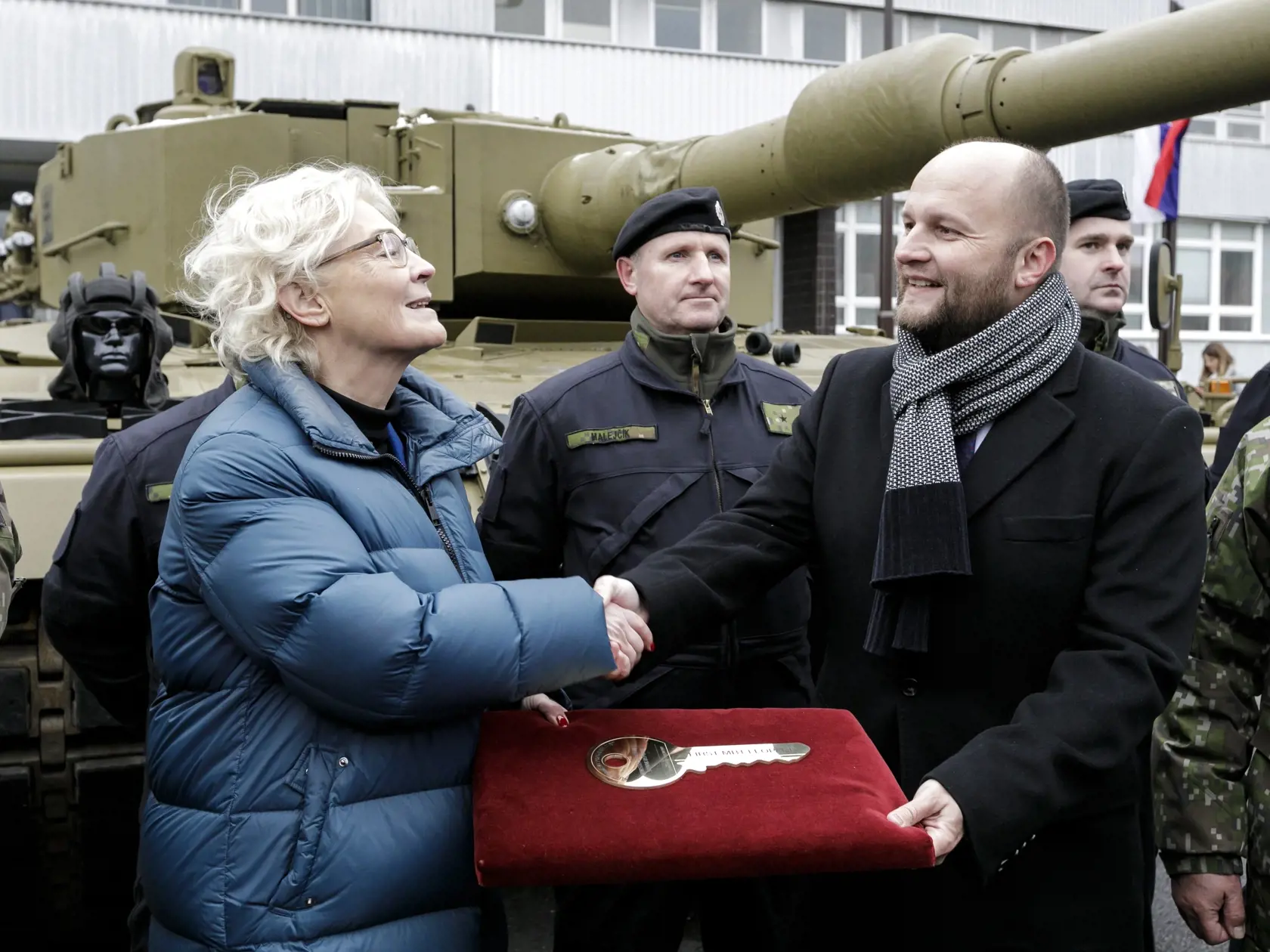 Na snímke sprava minister obrany SR Jaroslav Naď preberá od ministerky obrany Spolkovej republiky Nemecko Christine Lambrechtovej symbolický kľúč od tanku Leopard 2A4 v Bratislave 19. decembra 2022. FOTO TASR - Dano Veselský