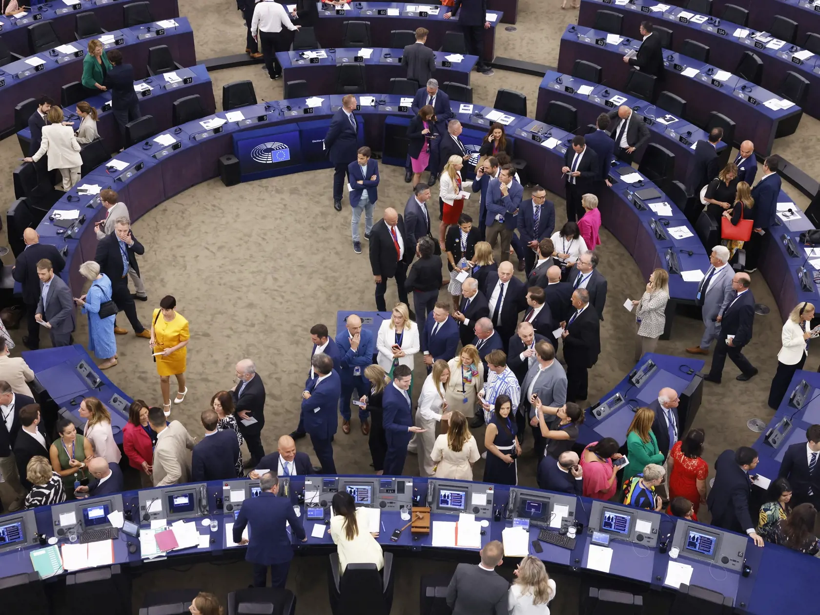 Poslanci Európskeho parlamentu sa stavajú do radu, aby mohli hlasovať v tajnom hlasovaní počas otvorenia ustanovujúcej plenárnej schôdze Európskeho parlamentu po júnových voľbách v utorok 16. júla 2024 v Štrasburgu. Poslanci v utorok a v stredu zvolia predsedu EP najbližšieho 2,5 roka, ako aj 14 podpredsedov a piatich kvestorov.