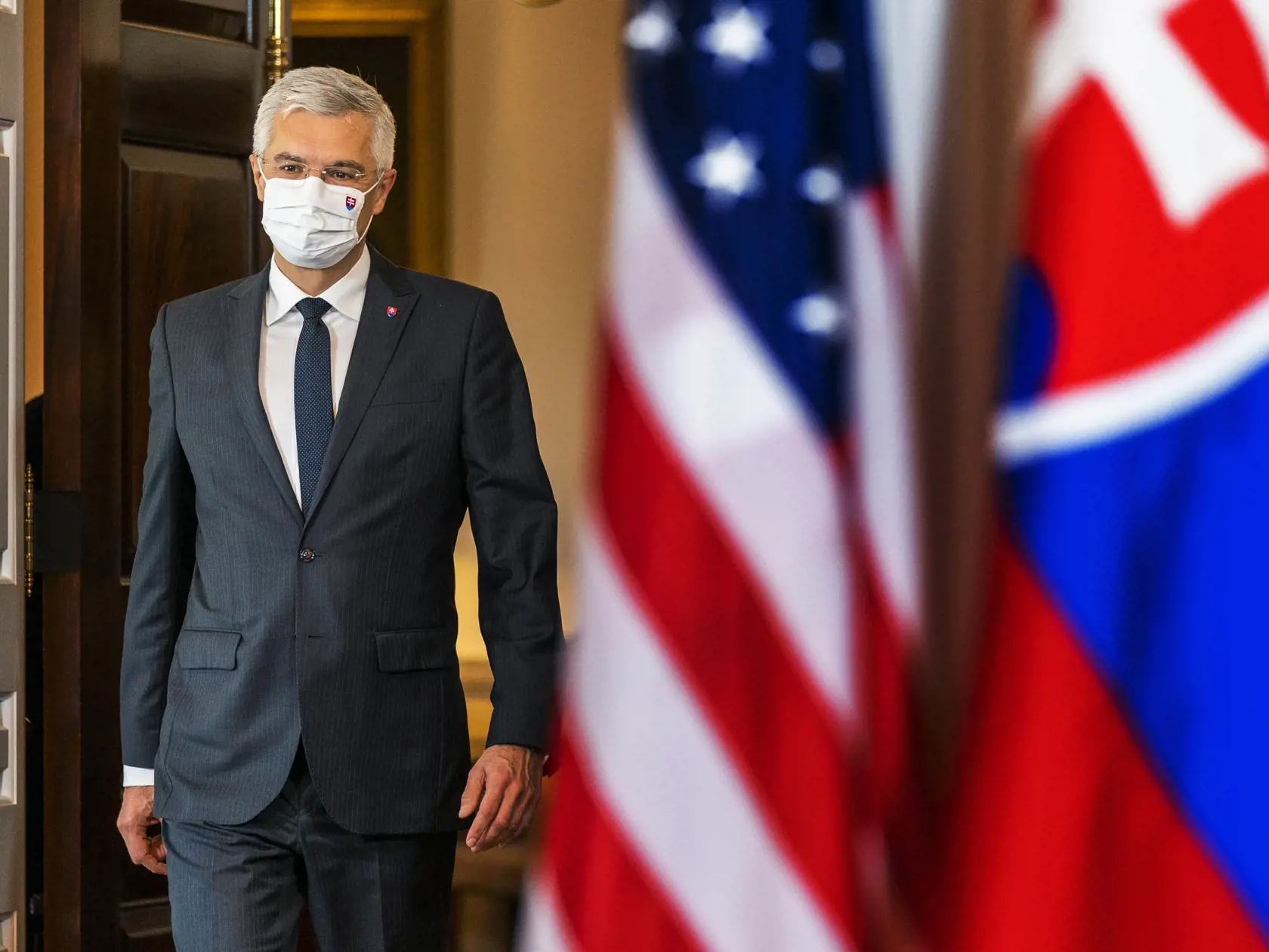 KK47 Washington - Minister zahraničných vecí a európskych záležitostí SR Ivan Korčok prichádza na stretnutie s americkým ministrom zahraničných vecí Mikeom Pompeom 22. októbra 2020 vo Washingtone. FOTO TASR/AP
Slovakia's Foreign Minister Ivan Korcok, walk towards the Treaty Room with Secretary of State Mike Pompeo at the State Department, Thursday, Oct. 22, 2020, in Washington. (AP Photo/Manuel Balce Ceneta, POOL)
