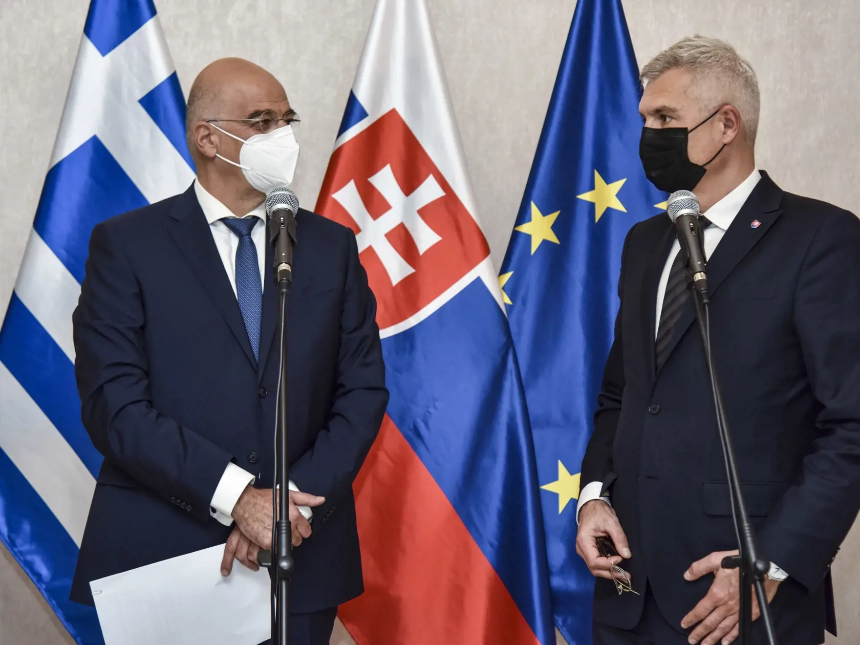 Na snímke sprava minister zahraničných vecí a európskych záležitostí SR Ivan Korčok a grécky minister zahraničných vecí Nikos Dendias počas vyhlásenia po skončení spoločného rokovania  8. októbra 2020 v Bratislave. FOTO TASR - Pavol Zachar