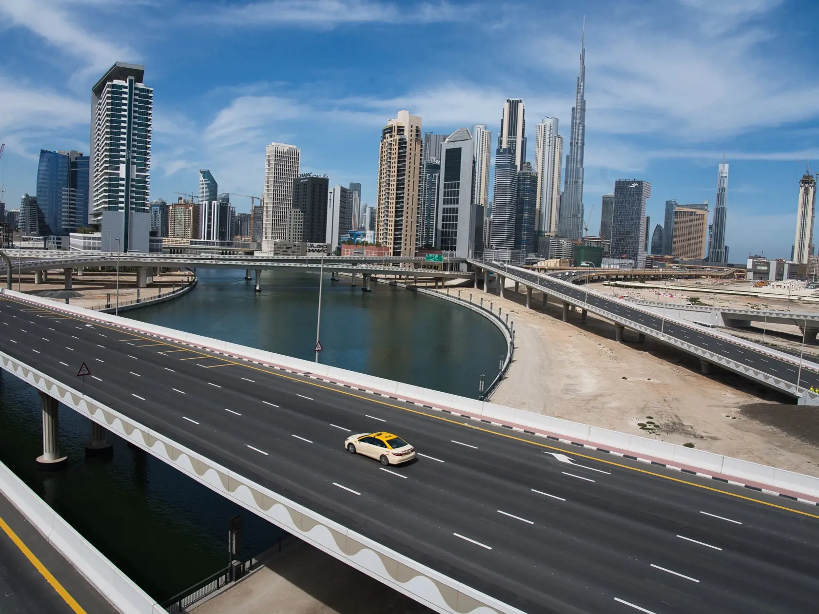 WA 22 Dubaj - Taxík jazdí po diaľnici okolo mrakodrapov v Dubaji 6. apríla 2020. Spojené arabské emiráty (SAE) oznámili v sobotu zmenu viacerých islamských zákonov, ktoré sa týkajú osobných slobôd. Tamojšia vláda tak najnovšie kriminalizovala tzv. vraždy zo cti či povolila nemanželským párom bývať v spoločnej domácnosti.SAE tiež uvoľnili obmedzenia spojené s nákupom a konzumáciou alkoholu pre osoby staršie ako 21 rokov. FOTO TASR/AP 

 In this April 6, 2020, file photo, a lone taxi cab drives ov