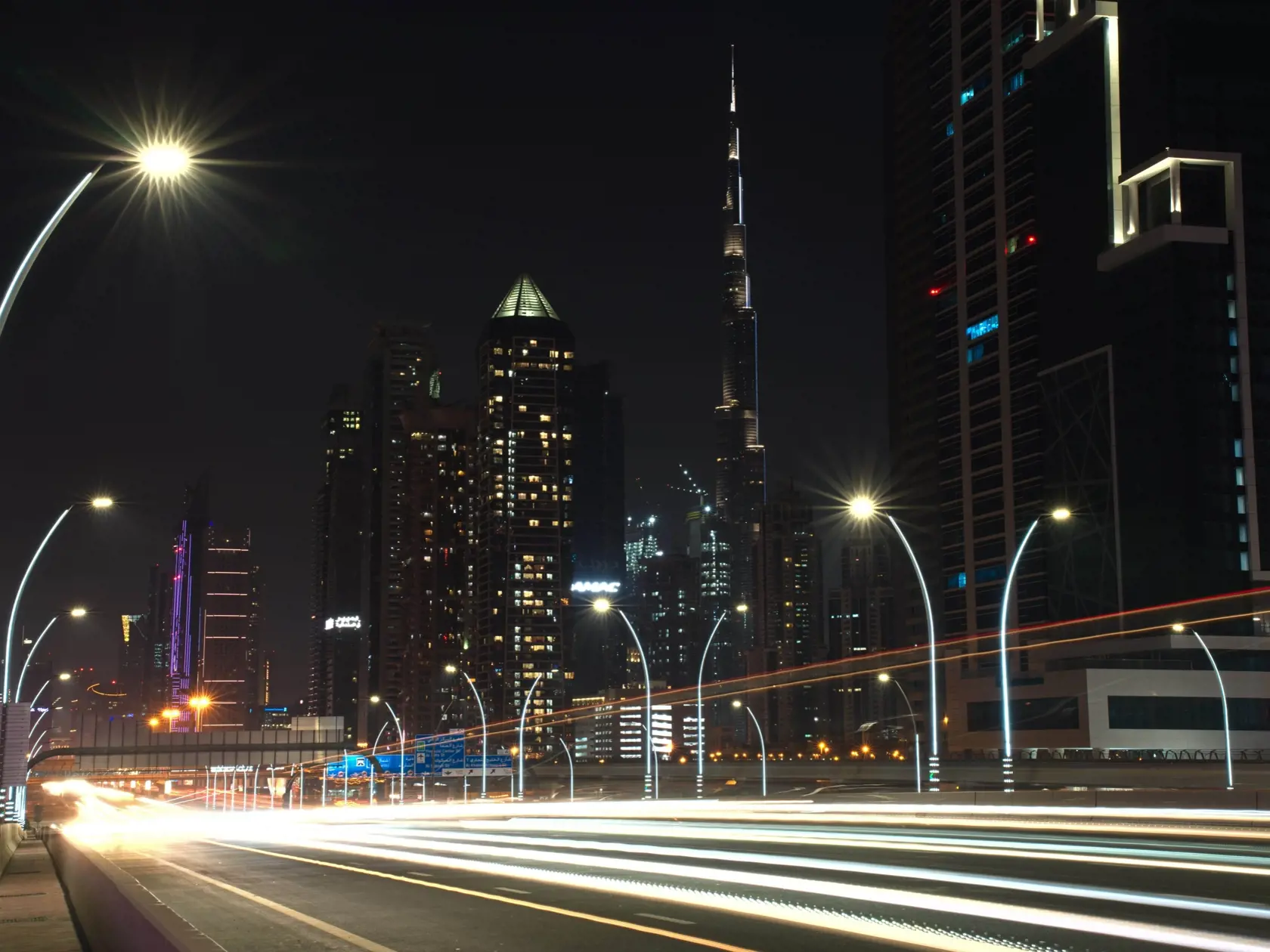 JB 25 Dubaj - Takmer žiadna premávka na ceste Šejka Zajída v Dubaji 6. júla 2020. Spojené arabské emiráty (SAE) opäť otvárajú svoje hranice pre turistov, ktoré boli zavreté štyri mesiace pre pandémiu nového koronavírusu. FOTO TASR/AP

In this photo taken with a slow shutter speed, traffic speeds down the Sheikh Zayed Road in Dubai, United Arab Emirates, Monday, July 6, 2020. Dubai reopened for tourists Tuesday amid the coronavirus pandemic, hoping to reinvigorate a vital industry for this city-s
