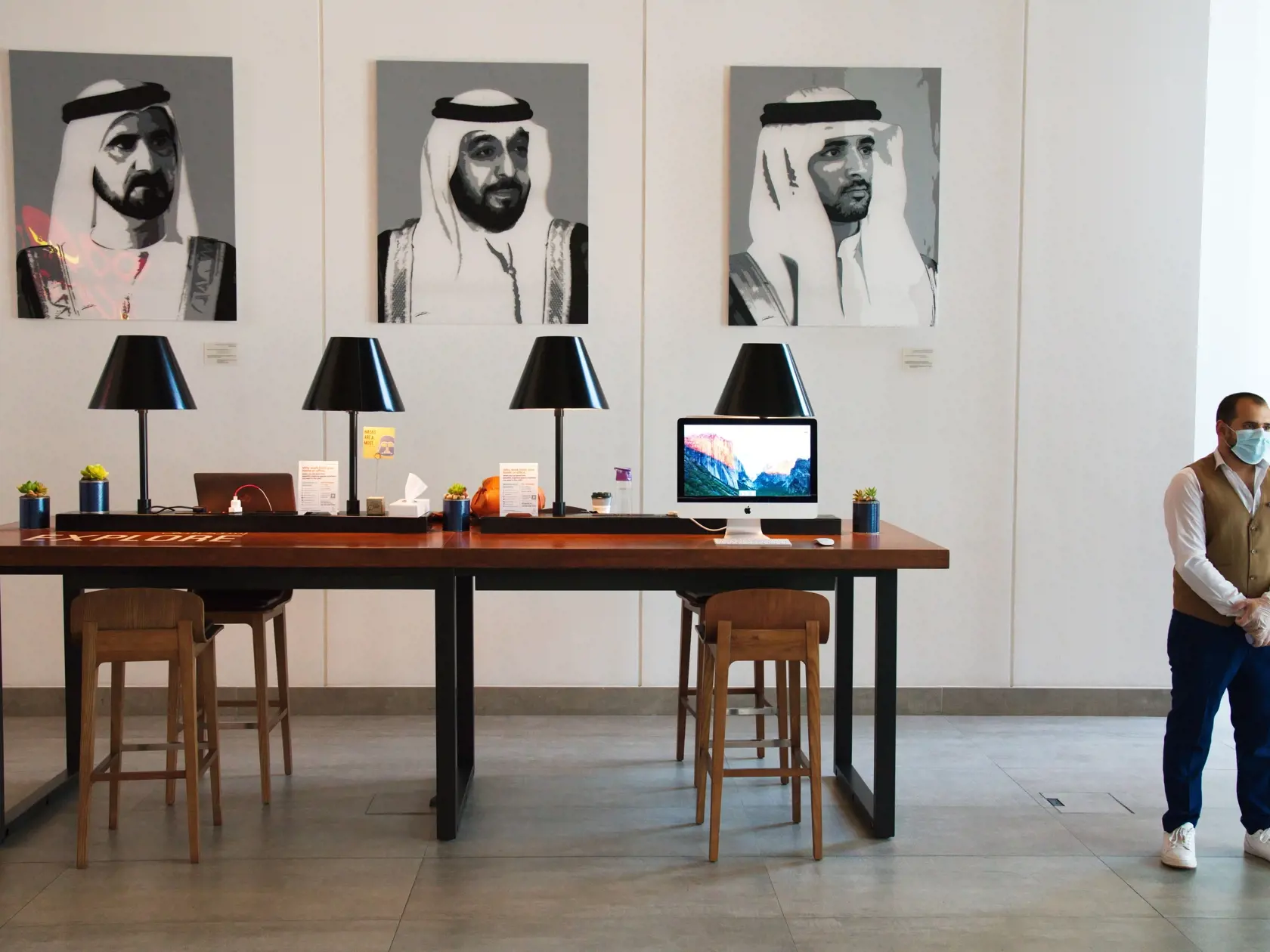 JB 26 Dubaj - Zamestnanec hotela s ochranným rúškom na zabránenie šíreniu nového koronavírusu čaká s teplomerom na hostí, ktorým zmeria teplotu v hoteli Rove City Centre Hotel v Dubaji 6. júla 2020. Spojené arabské emiráty (SAE) opäť otvárajú svoje hranice pre turistov, ktoré boli zavreté štyri mesiace pre pandémiu nového koronavírusu. FOTO TASR/AP

In this Monday, July 6, 2020 photograph, an employee with a thermometer wearing a mask due to the coronavirus pandemic waits to check guests' temper