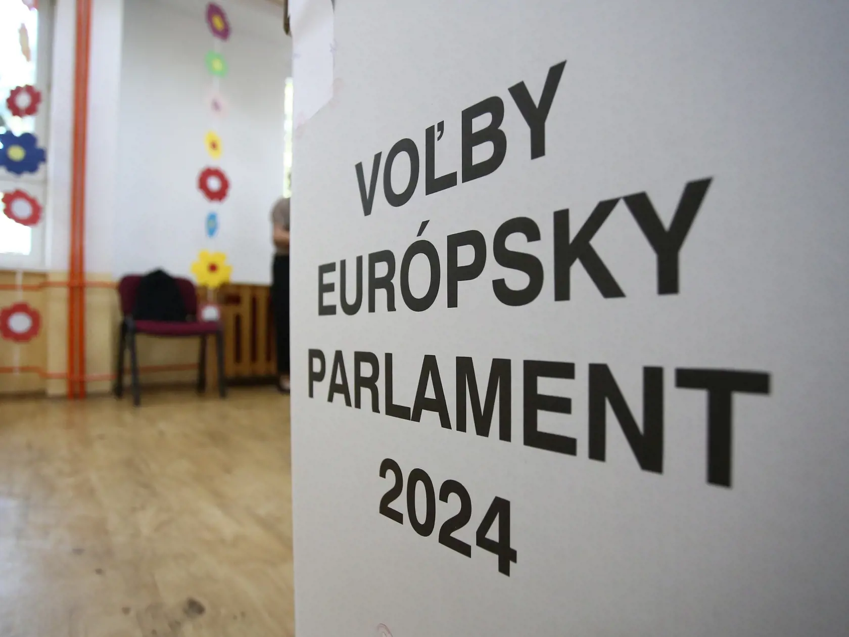Na snímke volebná schránka vo volebnej miestnosti vo voľbách do Európskeho parlamentu v sobotu 8. júna 2024 v Rajci, okres Žilina. FOTO TASR – Daniel Stehlík