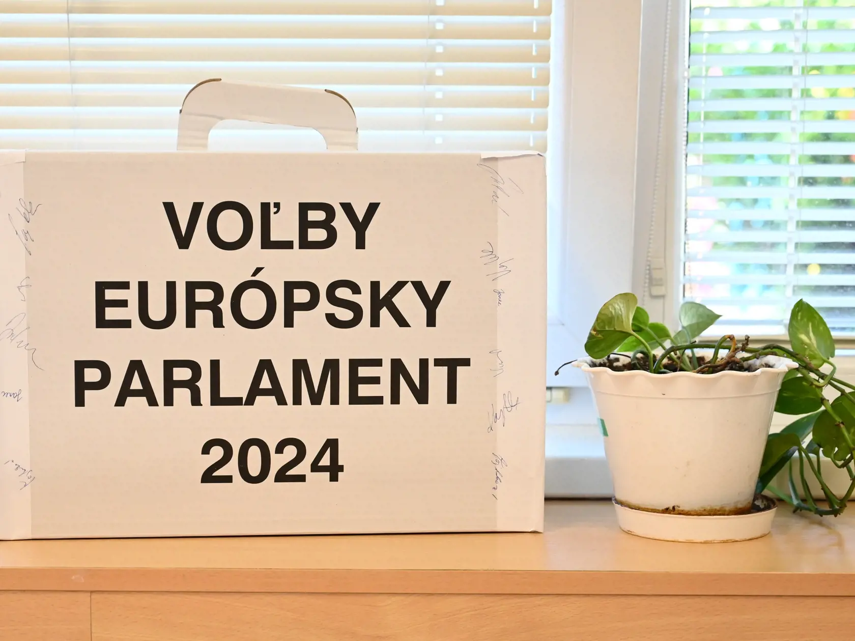 Na snímke prenosná volebná schránka pre voľby do Európskeho parlamentu sa nachádza vo volebnej miestnosti na Základnej škole s materskou školou Spartakovská v Trnave v sobotu 8. júna 2024.