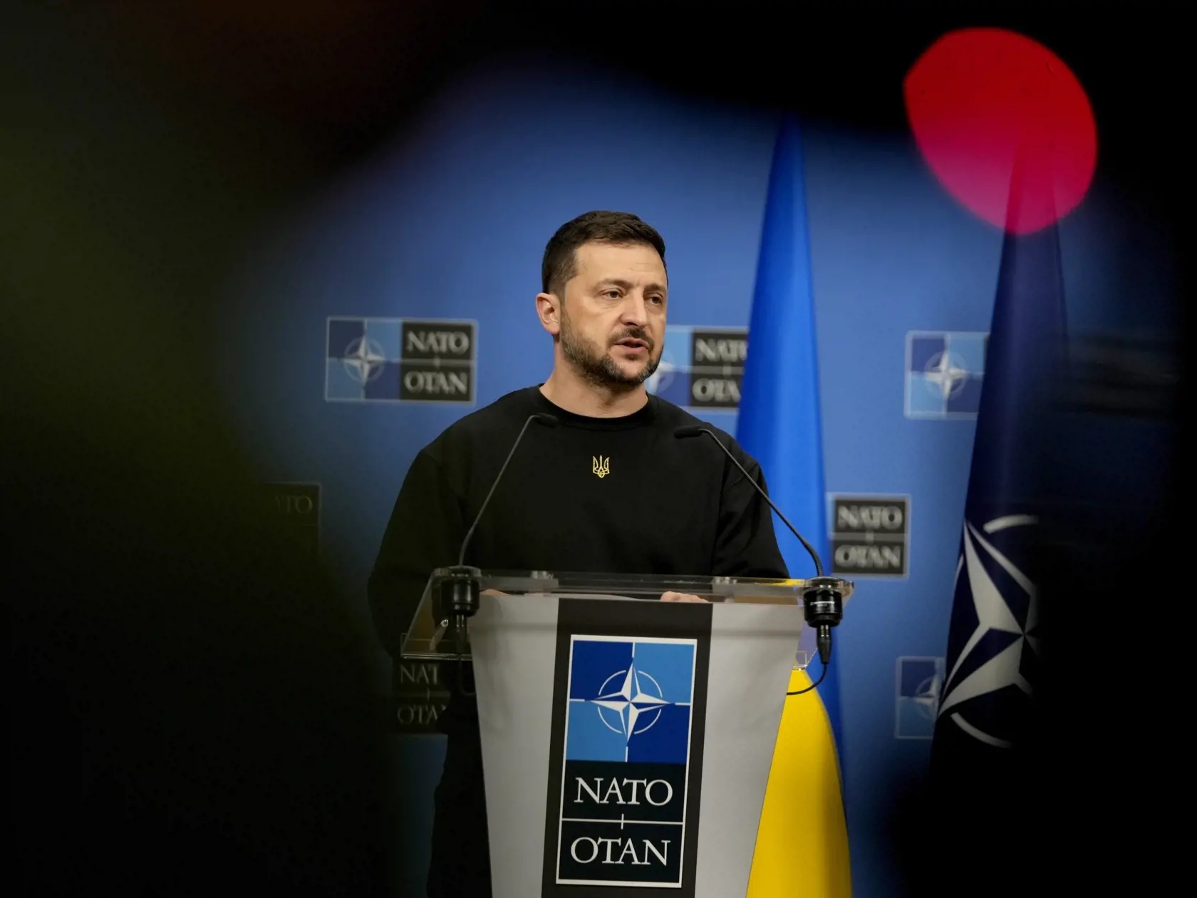 KK40 Brusel - Na snímke ukrajinský prezident Volodymyr Zelenskyj počas tlačovej konferencie s generálnym tajomníkom NATO Markom Ruttem v sídle NATO v Bruseli vo štvrtok 17. októbra 2024. FOTO TASR/AP
Ukraine's President Volodymyr Zelenskyy speaks during a media conference at NATO headquarters in Brussels, Thursday, Oct. 17, 2024. (AP Photo/Virginia Mayo)