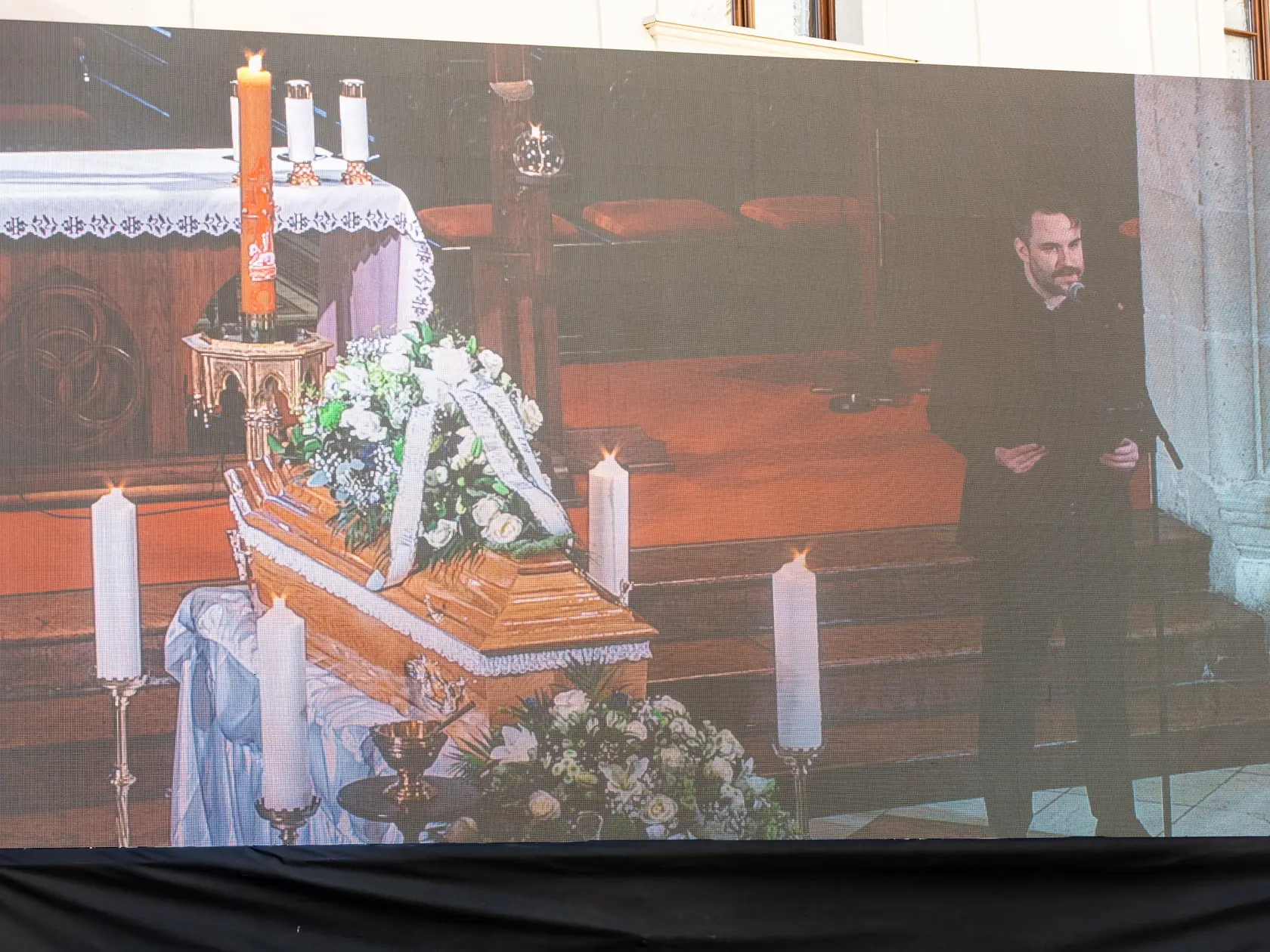 Posledná rozlúčka s hercom Štefanom Kvietikom za účasti rodiny aj verejnosti v Katedrále sv. Martina v Bratislave.