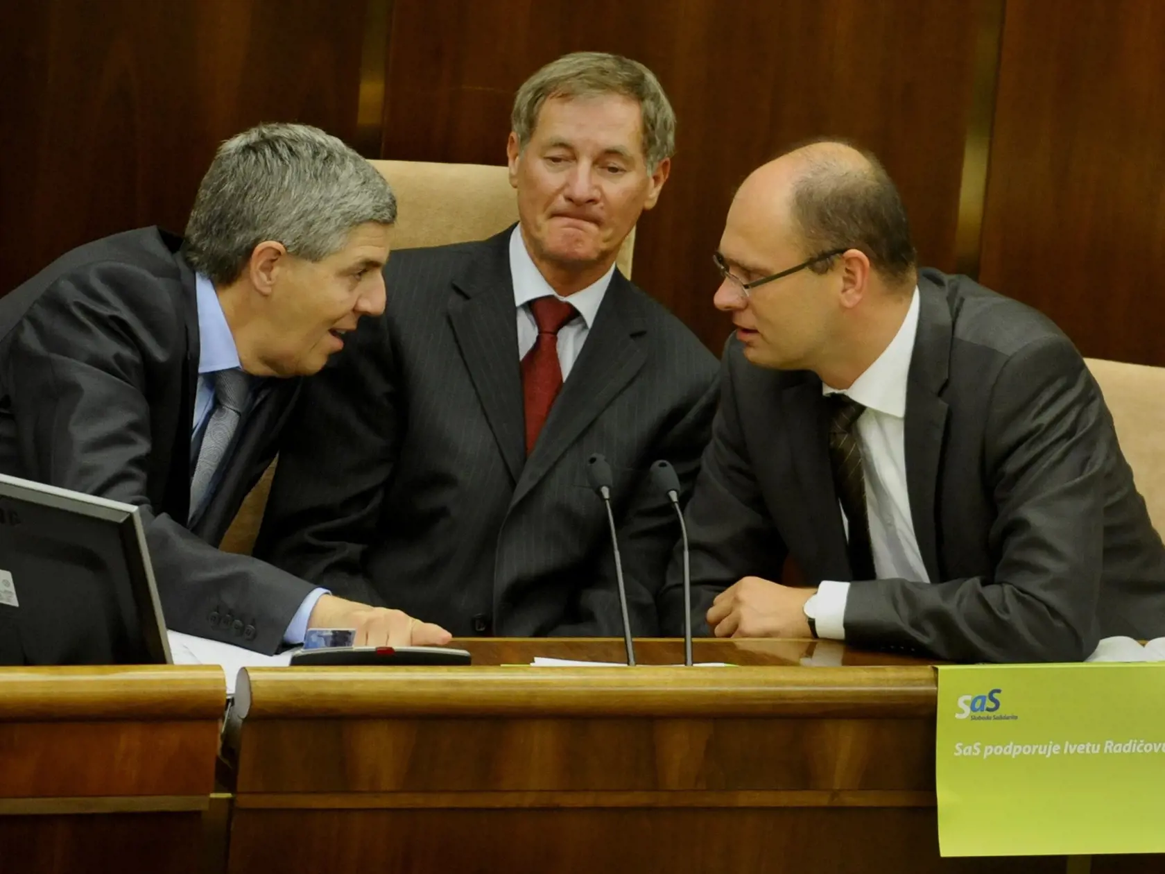 Predseda strany Most-Híd Béla Bugár, Pavol Hrušovský (KDH) a predseda NR SR Richard Sulík z SaS počas mimoriadneho rokovania parlamentu SR o vyslovení dôvery vláde.