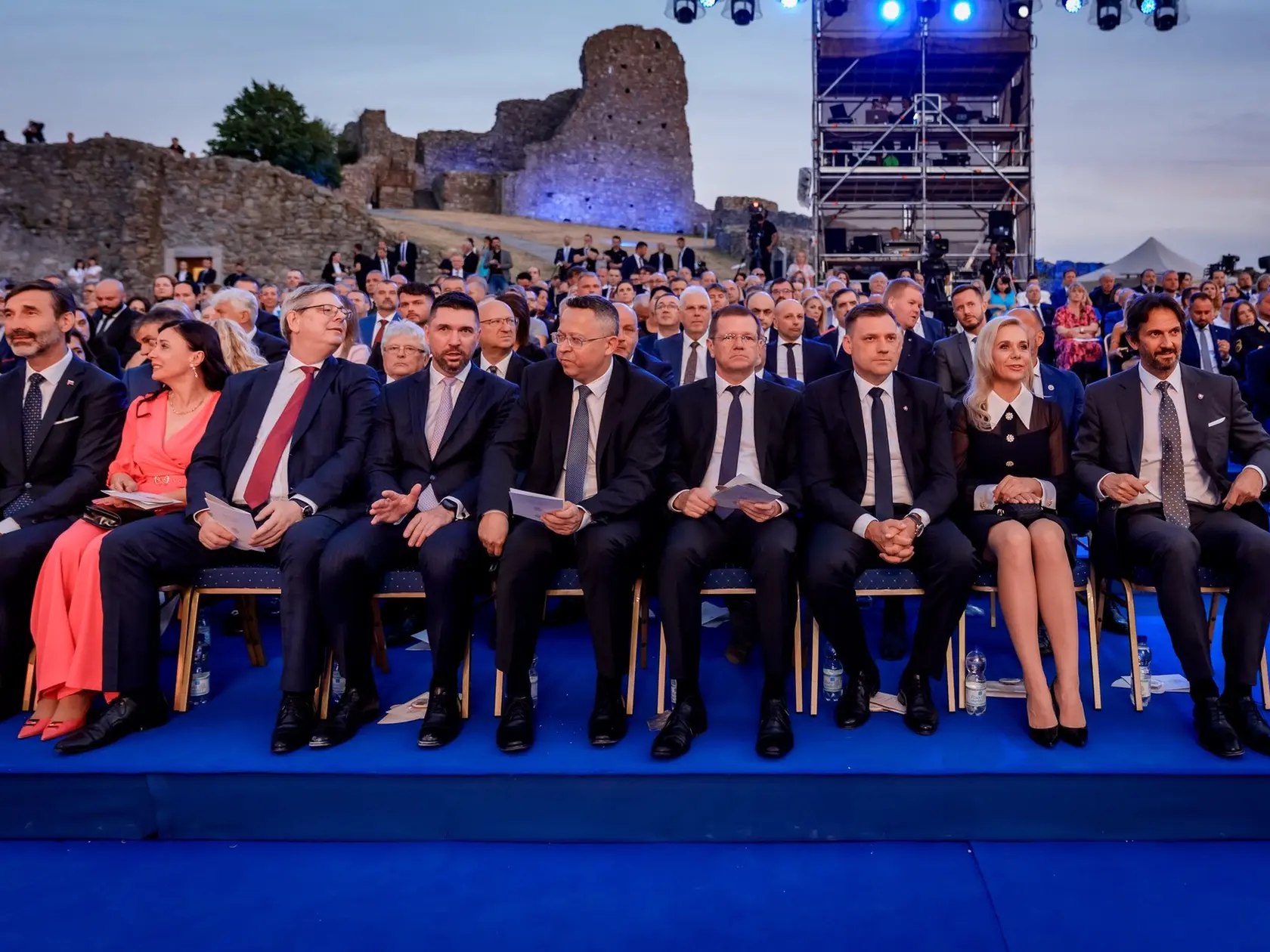Veľkolepé oslavy príchodu svätých Cyrila a Metoda vyvrcholili večer na majestátnom Devíne. Galavečer si užívali viaceré politické špičky. 