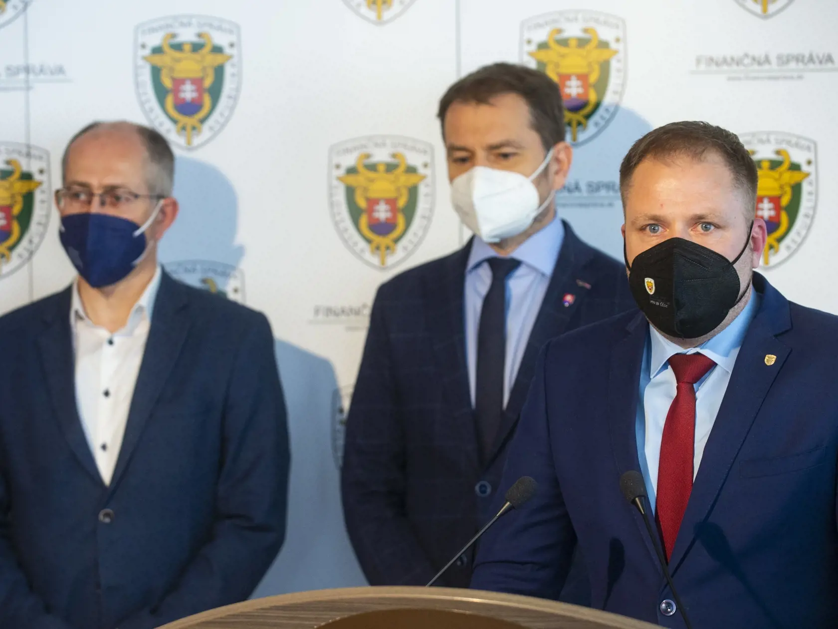 Na snímke zľava poslanec NR SR Peter Kremský, minister financií SR Igor Matovič (obidvaja OĽaNO) a prezident Finančnej správy SR Jiří Žežulka počas tlačovej konferencie v súvislosti so spustením  novej digitálnej služby pre klientov – saldokonto 15. apríla 2021 v Bratislave. FOTO TASR – Jakub Kotian