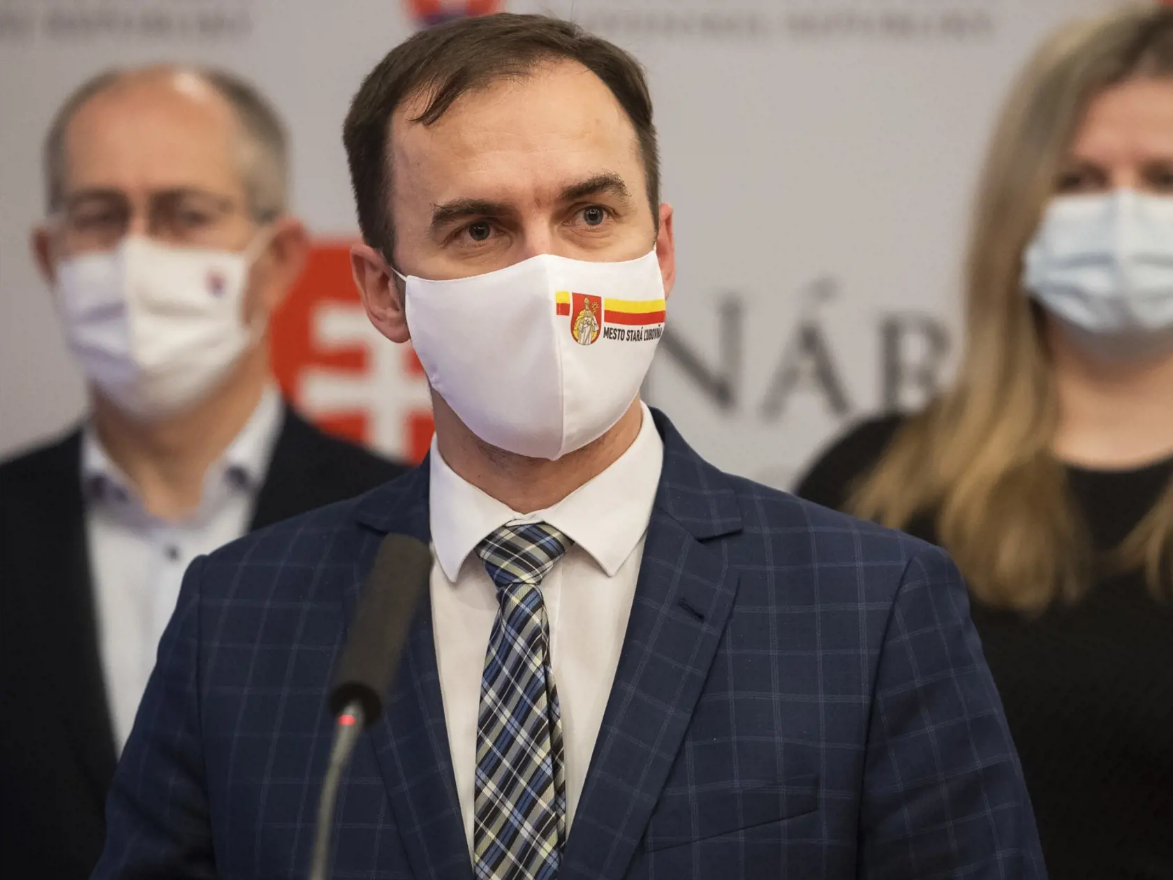 Na snímke zľava poslanci NR SR za OĽaNO Peter Kremský, Michal Šipoš a Anna Andrejuvová počas tlačového brífingu k mimoriadnej schôdzi NR SR k novele ústavného zákona o bezpečnosti štátu v Bratislave 28. decembra 2020.  FOTO TASR - Jaroslav Novák