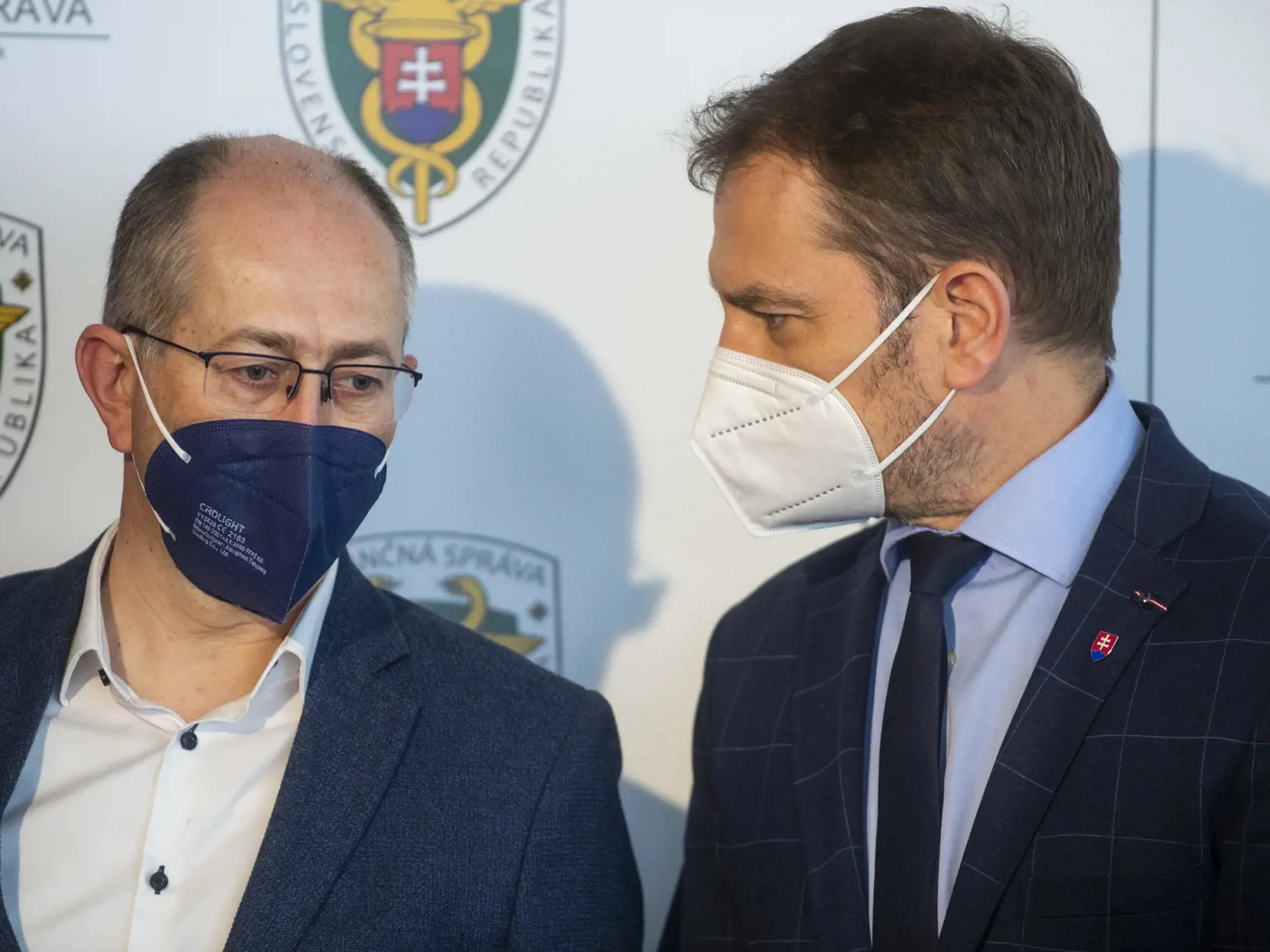 Na snímke zľava poslanec NR SR Peter Kremský a minister financií SR Igor Matovič (obidvaja OĽaNO)  počas tlačovej konferencie v súvislosti so spustením novej digitálnej služby pre klientov – saldokonto 15. apríla 2021 v Bratislave. FOTO TASR – Jakub Kotian