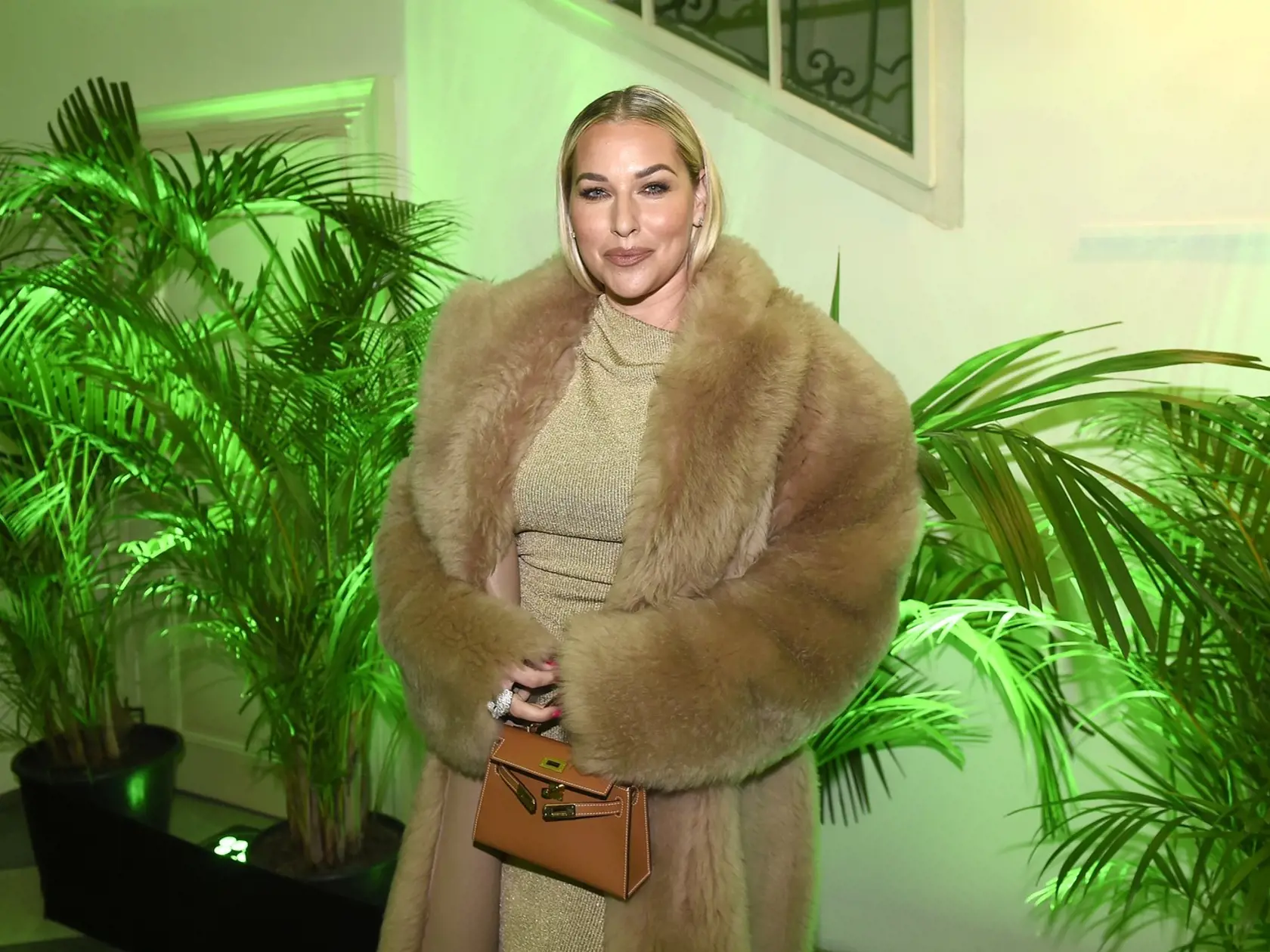 Cibulková v Prahe zaujala postavou aj outfitom. Zlaté šaty doplnila kožuchom, ligotavými šperkami aj luxusnou kabelkou, ktorej cena sa podľa portálu super.cz šplhá ku 40-tisíc eurám.