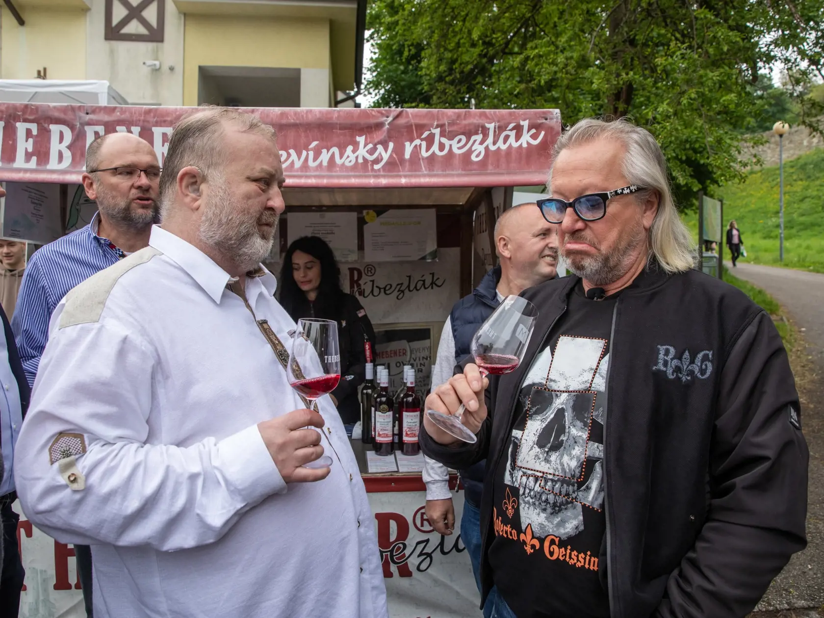 Na snímke je rodina Geissenovcov počas sobotňajšom výlete na hrad Devín. Geissenovcov sprevádzali minister hospodárstva Slovenskej republiky Richard Sulík a predseda Bratislavského samosprávneho kraja Juraj Droba.