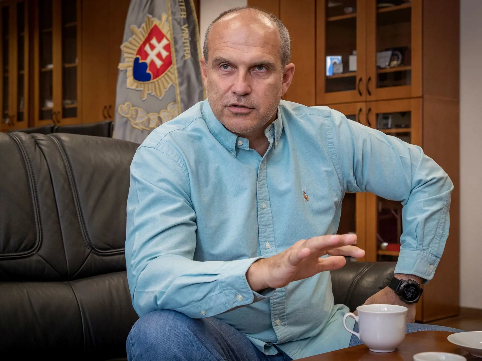 Rozhovor s prezidentom policajného zboru SR Milanom Lučanským, pre týždenník Plus 7 dní.