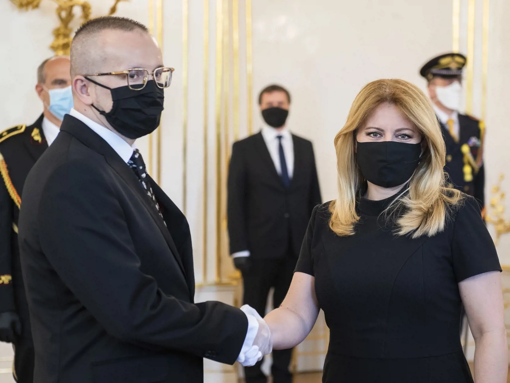 Na snímke sprava prezidentka SR Zuzana Čaputová a Vladimír Pčolinský počas vymenovania za riaditeľa Slovenskej informačnej služby (SIS) v Bratislave 15. apríla 2020. FOTO TASR - Jaroslav Novák