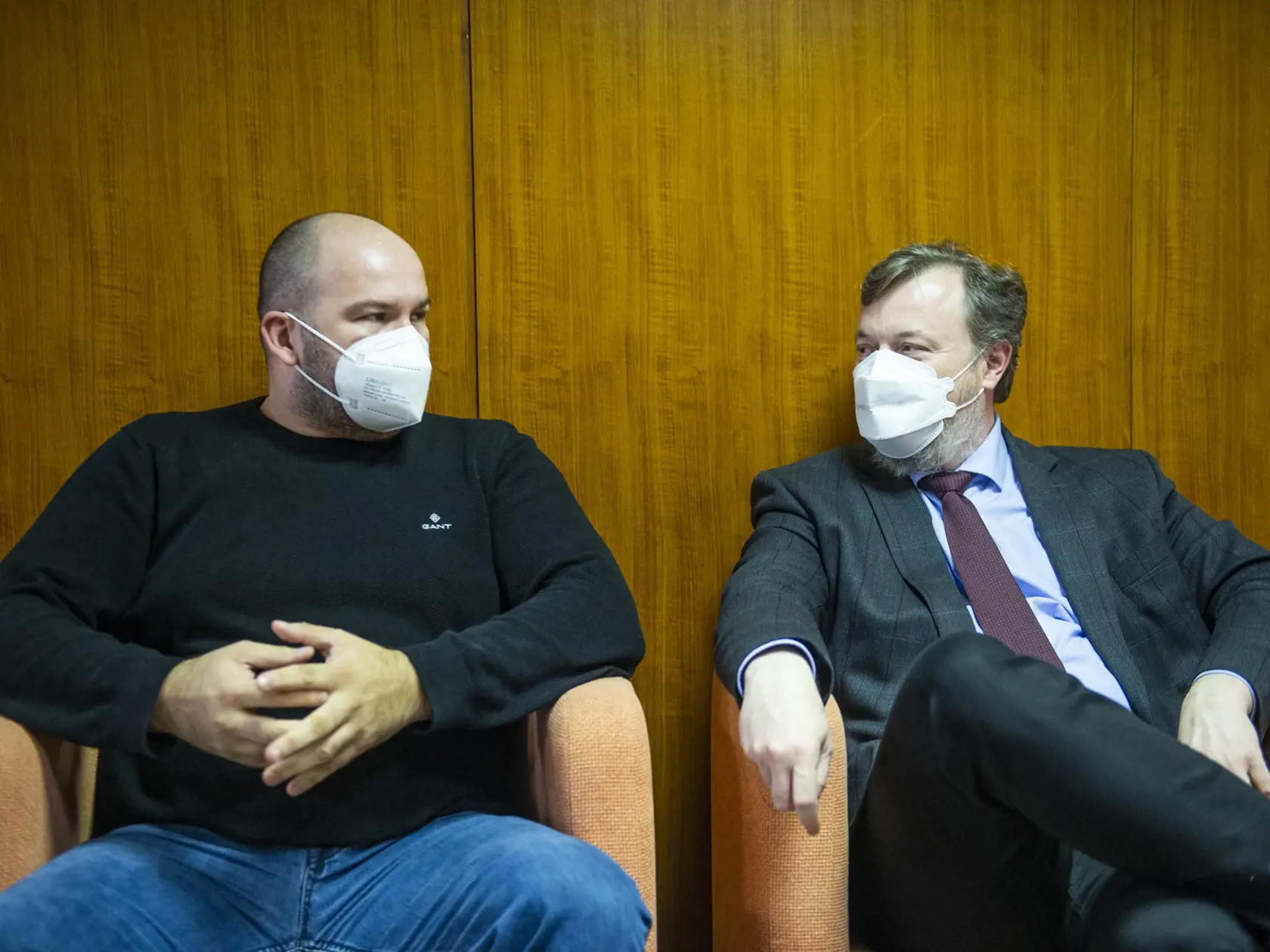 Na snímke zľava poslanec NR SR Peter Pčolinský a minister práce, sociálnych vecí a rodiny SR Milan Krajniak (obidvaja Sme rodina) debatujú v budove Úradu vlády SR počas rokovania Hospodárskej a sociálnej rady SR 12. apríla 2021 v Bratislave. FOTO TASR - Jakub Kotian