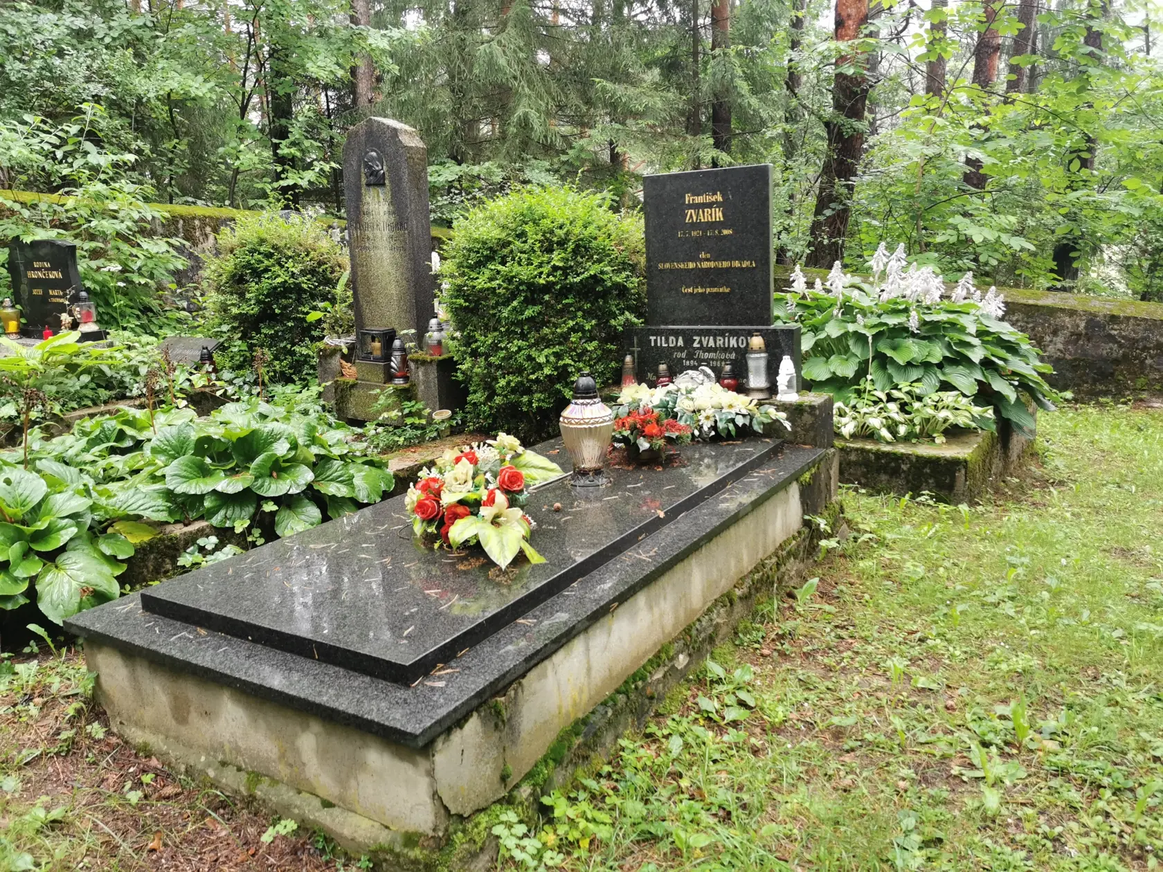 František Zvarík (1921-2008) odpočíva v hrobe spolu so svojou matkou.