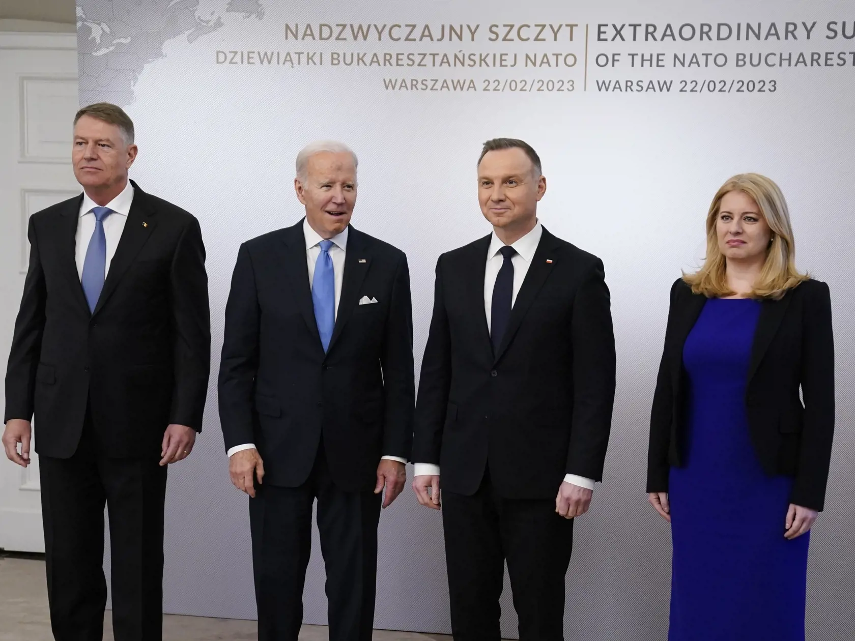 KK18 Varšava - Na snímke zľava rumunský prezident Klaus Werner Iohannis, americký prezident Joe Biden, poľský prezident Andrzej Duda a slovenská prezidentka Zuzana Čaputová pózujú počas príchodu na stretnutie lídrov krajín tzv. Bukureštskej deviatky (B9) 22. februára 2023 vo Varšave. Americký prezident Joe Biden a poľský prezident Andrzej Duda budú rokovať s lídrami krajín tzv. Bukureštskej deviatky (B9) pri príležitosti prvého výročia ruskej vojenskej agresie na Ukrajine o posilnení bezpečnosti