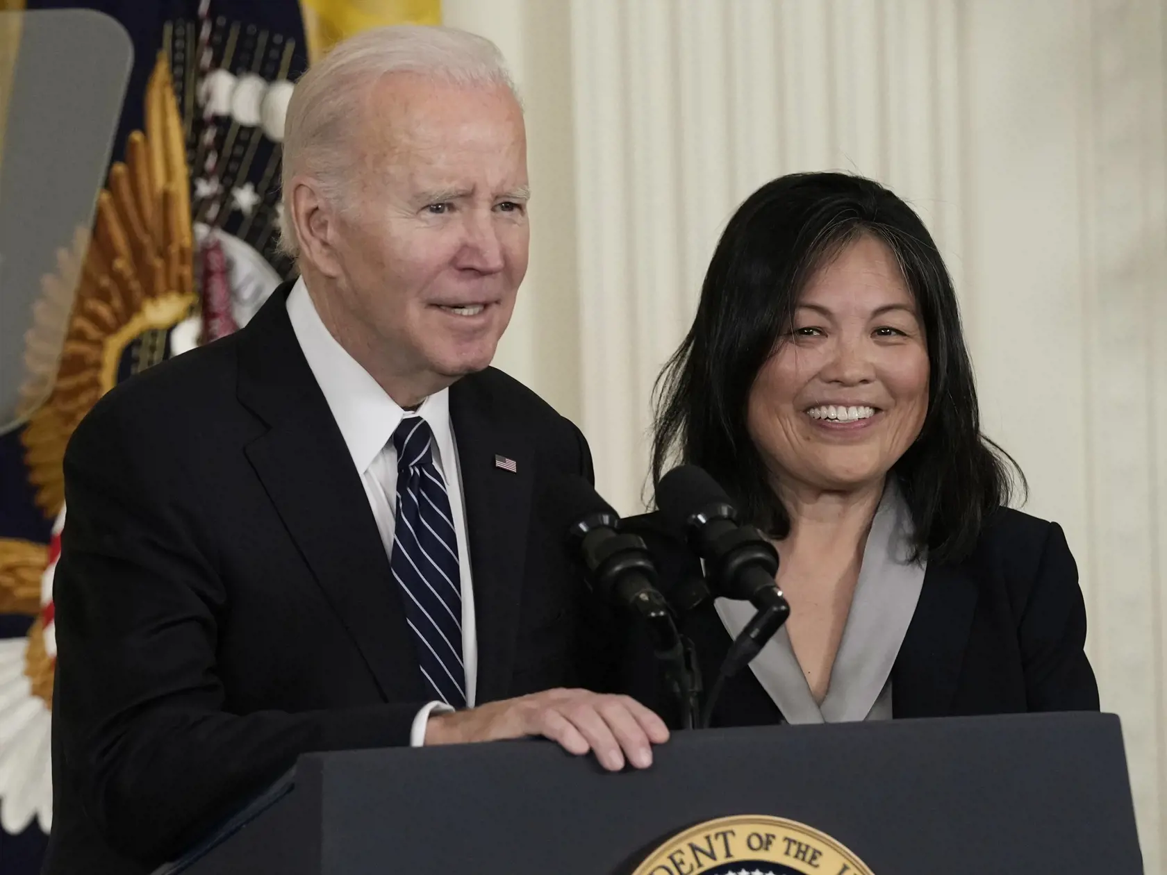 WA 32 Washington - Americký prezident Joe Biden (vľavo), ktorý zverejnil nomináciu Julie Suovej (vpravo) na post ministerky práce v Bielom dome vo Washingtone v stredu 1. marca 2023. FOTO TASR/AP 

 President Joe Biden talks about his nomination of Julie Su, right, to serve as the Secretary of Labor during an event in the East Room of the White House in Washington, Wednesday, March 1, 2023. (AP Photo/Susan Walsh)