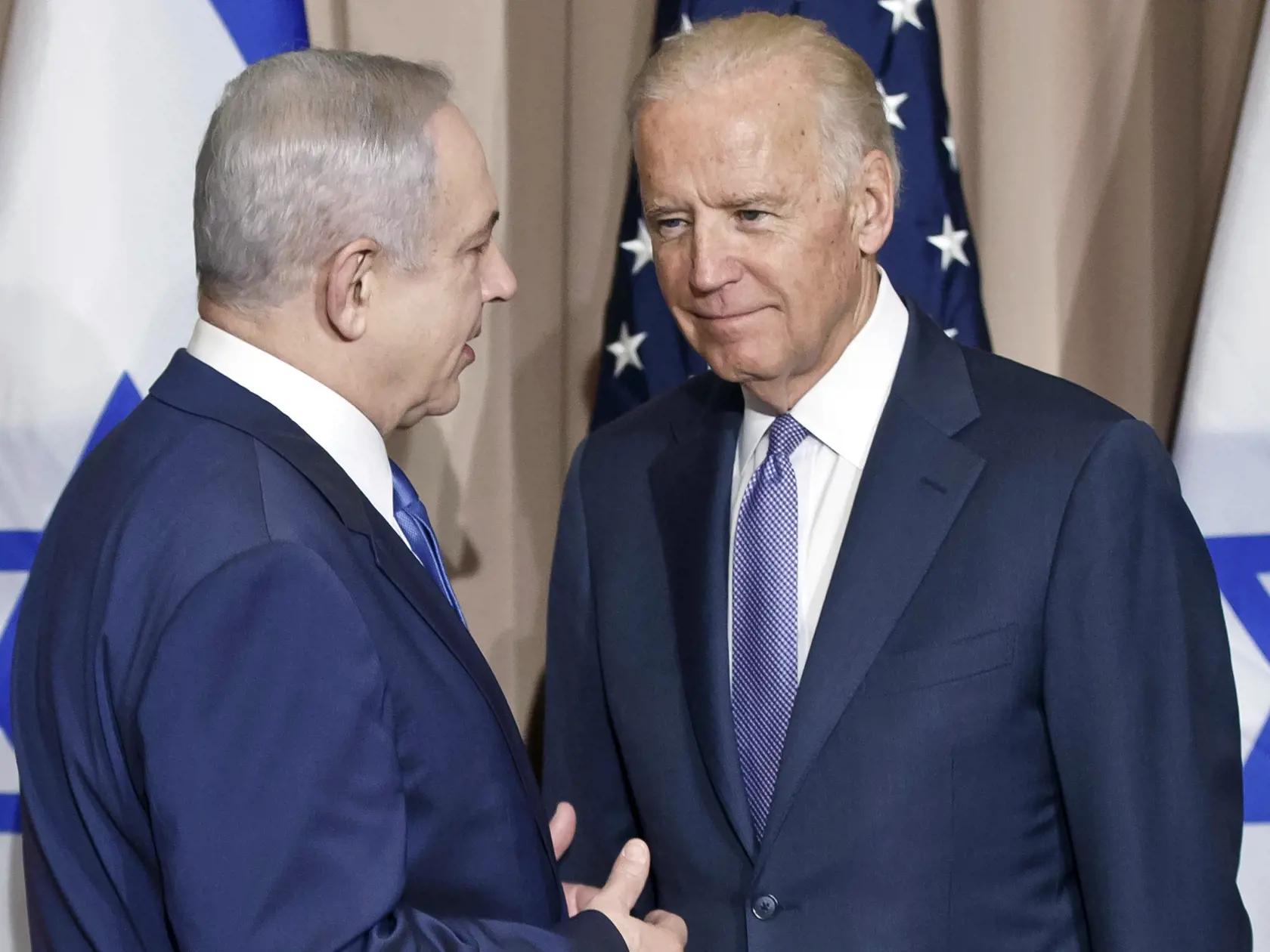 WA 13 archív Davos - Na archívnej snímke z 11. januára 2016 americký prezident Joe Biden (vpravo) a s izraelský premiér Benjamin Netanjahu diskutujú na okraji Svetového ekonomického fóra v Davose. Americký prezident Joe Biden v telefonáte s izraelským premiérom Benjaminom Netanjahuom vyjadril podporu kompromisnému návrhu v súvislosti s návrhom reformy izraelského súdnictva v nedeľu 19. marca 2023. Biden povedal, že reformy musia rešpektovať demokratické hodnoty, dodal Biely dom.  Vládny návrh re