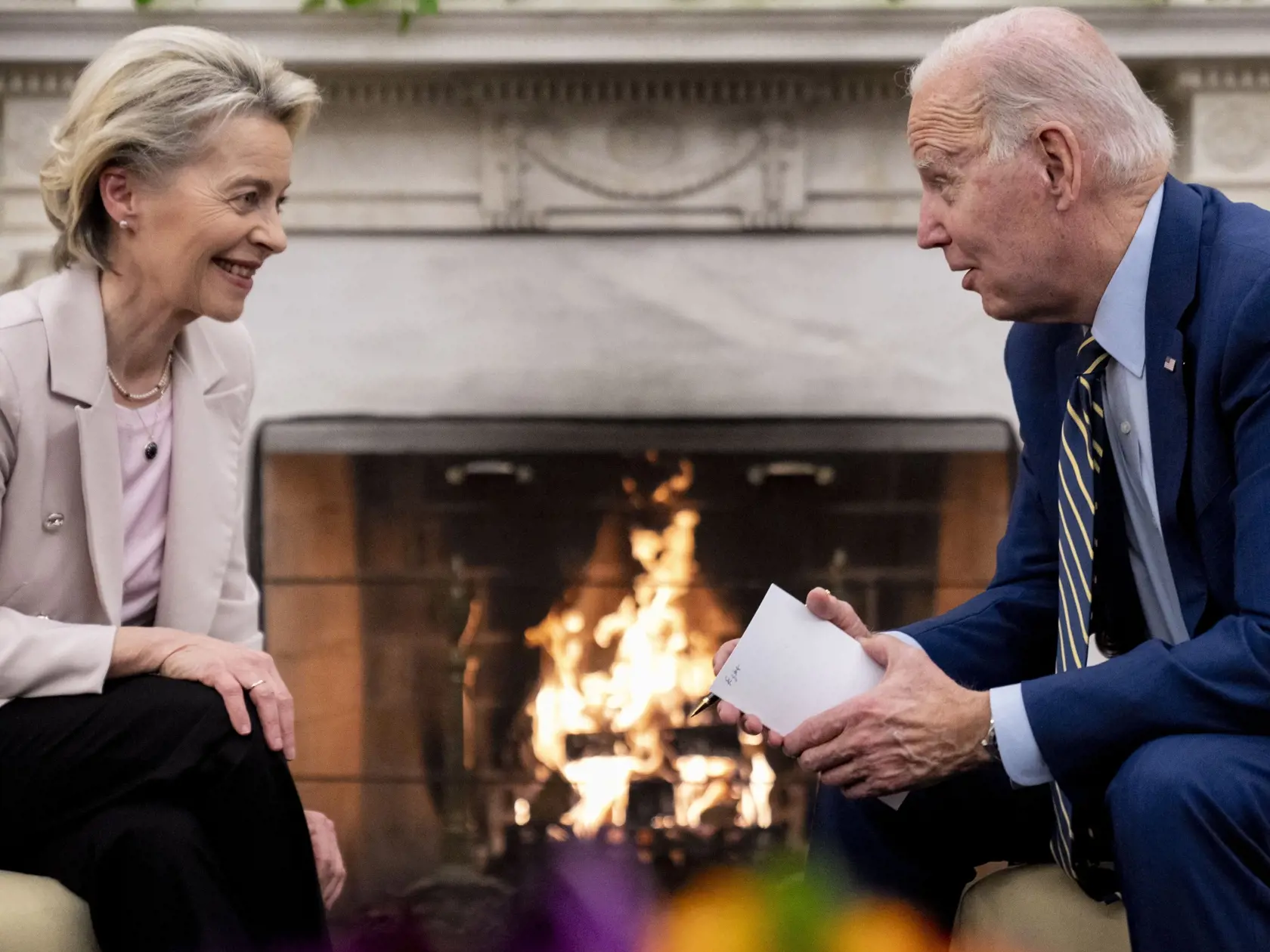 WA 22 Washington - Predsedníčka Európskej komisie Ursula von der Leyenová a americký prezident Joe Biden diskutujú počas stretnutia v Oválnej pracovni Bieleho domu vo Washingtone v piatok 10. marca 2023. FOTO TASR/AP 

President Joe Biden meets with European Commission President Ursula von der Leyen in the Oval Office of the White House in Washington, Friday, March 10, 2023. (AP Photo/Andrew Harnik)