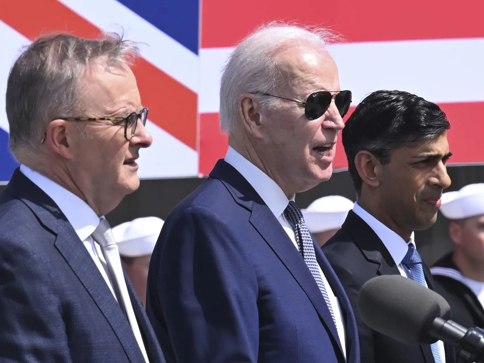 KK14 San Diego - Americký prezident Joe Biden (uprostred) počas stretnutia s britským premiérom Rishim Sunakom (vpravo) a austrálskym premiérom Anthonym Albaneseom (vľavo) v rámci trilaterálneho bezpečnostného paktu Aukus medzi Austráliou, Spojeným kráľovstvom a USA na námornej základni Point Loma v San Diegu 13. marca 2023. FOTO TASR/AP

Britain's Prime Minister Rishi Sunak, right, meets with US President Joe Biden and Prime Minister of Australia Anthony Albanese, left, at Point Loma naval base