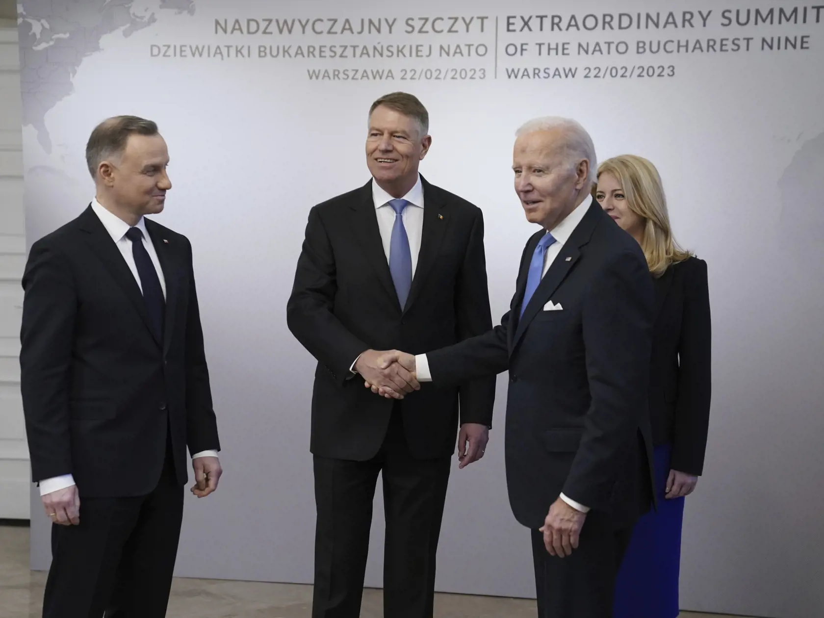 KK20 Varšava - Na snímke zľava poľský prezident Andrzej Duda, rumunský prezident Klaus Werner Iohannis, americký prezident Joe Biden a slovenská prezidentka Zuzana Čaputová počas príchodu na stretnutie lídrov krajín tzv. Bukureštskej deviatky (B9) 22. februára 2023 vo Varšave. Americký prezident Joe Biden a poľský prezident Andrzej Duda budú rokovať s lídrami krajín tzv. Bukureštskej deviatky (B9) pri príležitosti prvého výročia ruskej vojenskej agresie na Ukrajine o posilnení bezpečnosti v regi