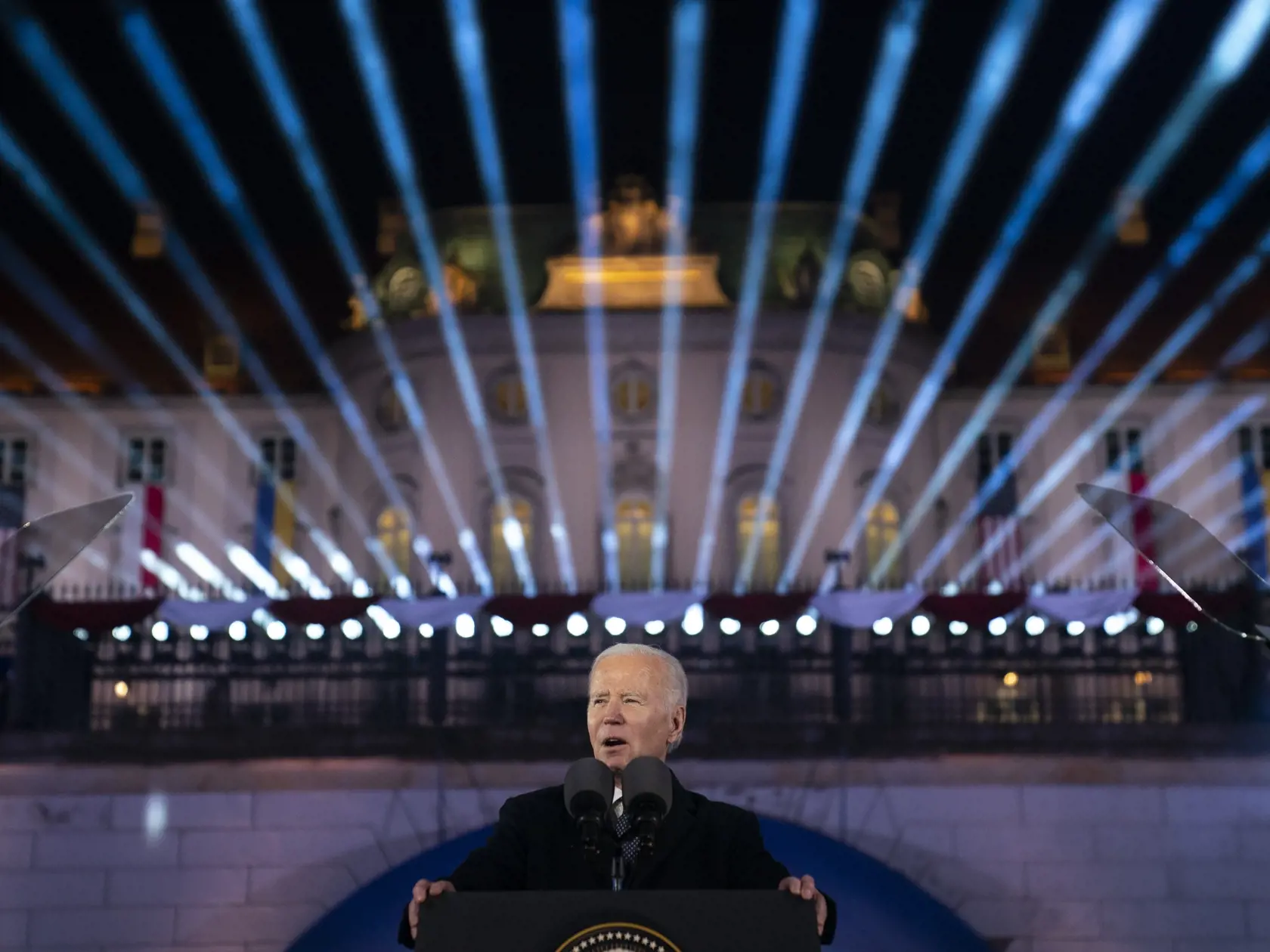 EBE 27 Varšava - Americký prezident Joe Biden vo svojom utorňajšom prejave 21. februára 2023 v poľskej metropole Varšava uviedol, že ruského prezidenta Vladmira Putina nemožno uspokojiť, iba mu vzdorovať. Povedal tiež, že demokracia vo svete v dôsledku ruskej invázie na Ukrajinu zosilnela a samotná Severoatlantická aliancia (NATO) je "jednotnejšia, než kedykoľvek predtým". FOTO TASR/AP


President Joe Biden delivers a speech marking the one-year anniversary of the Russian invasion of Ukraine, at