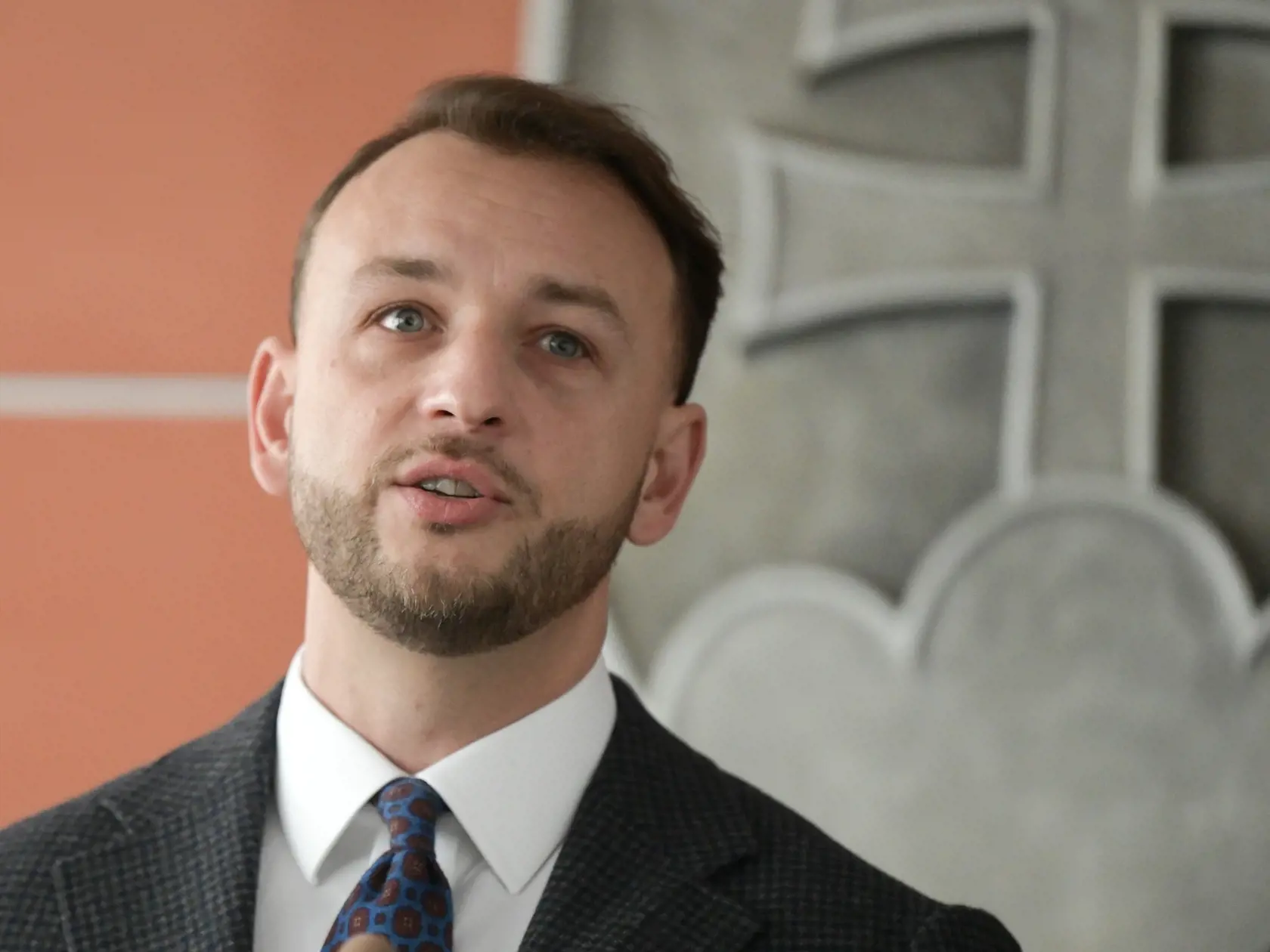 Na snímke minister vnútra SR Matúš Šutaj Eštok (Hlas-SD) počas tlačovej konferencie k dopravnému značeniu 26. februára 2024 v Bratislave.