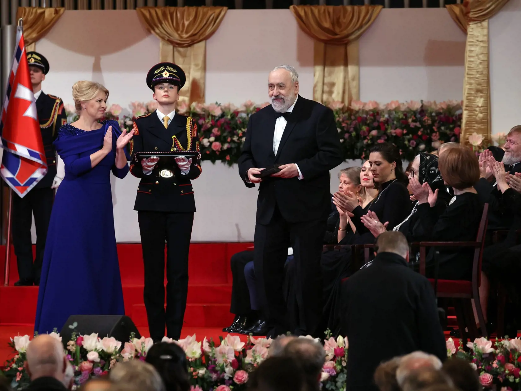 Prezidentka Zuzana Čaputová udelila začiatkom tohto roka niekoľko štátnych vyznamenaní. Na foto je slovenský autor Stanislav Rakús.