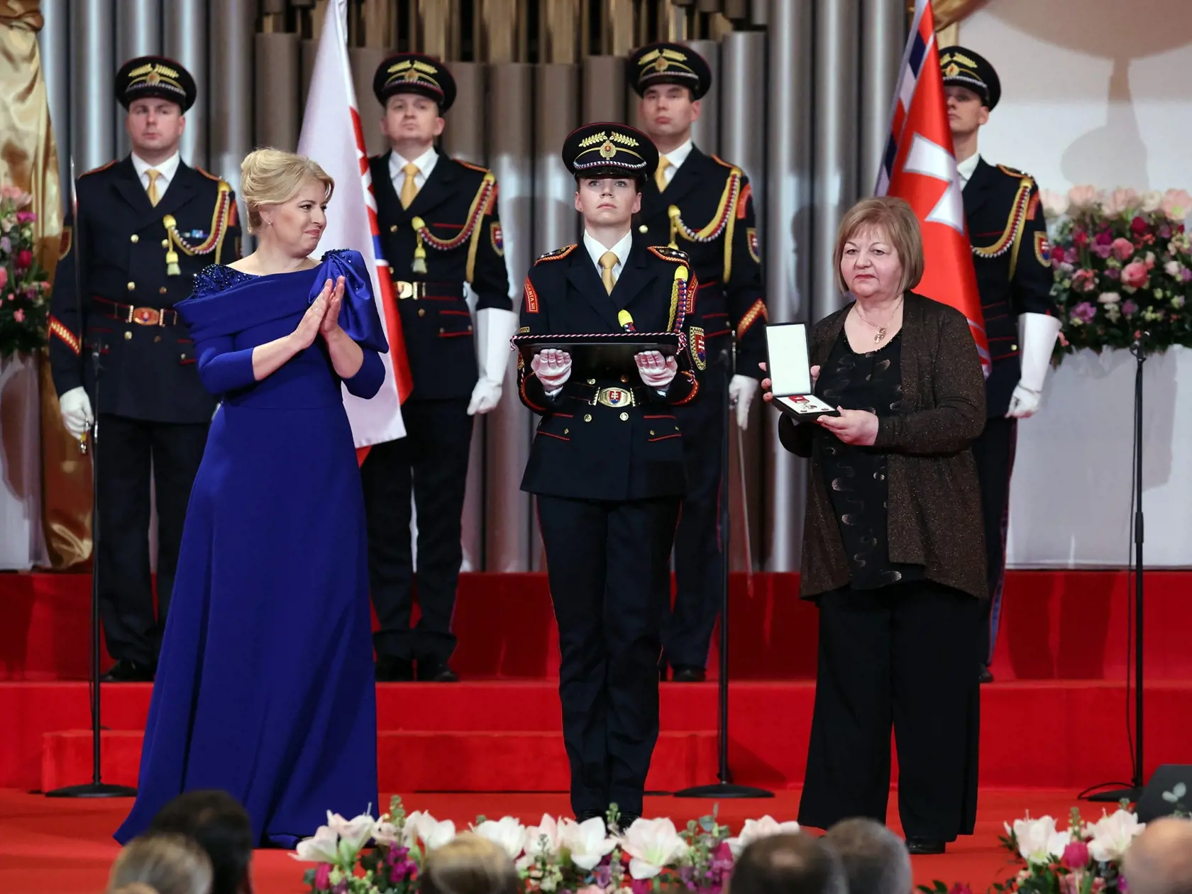 Prezidentka Zuzana Čaputová udelila začiatkom tohto roka niekoľko štátnych vyznamenaní. Na foto je učiteľka, folkloristka, inscenátorka a riaditeľka Múzea kultúry Maďarov na Slovensku
Slovenského národného múzea, Gabriella Jarábik.