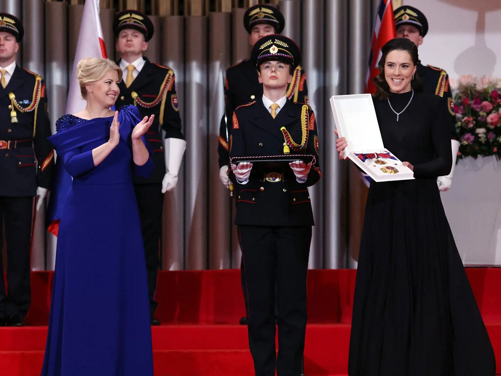 Prezidentka Zuzana Čaputová udelila začiatkom tohto roka niekoľko štátnych vyznamenaní. Na foto je športovkyňa Petra Vlhová.
