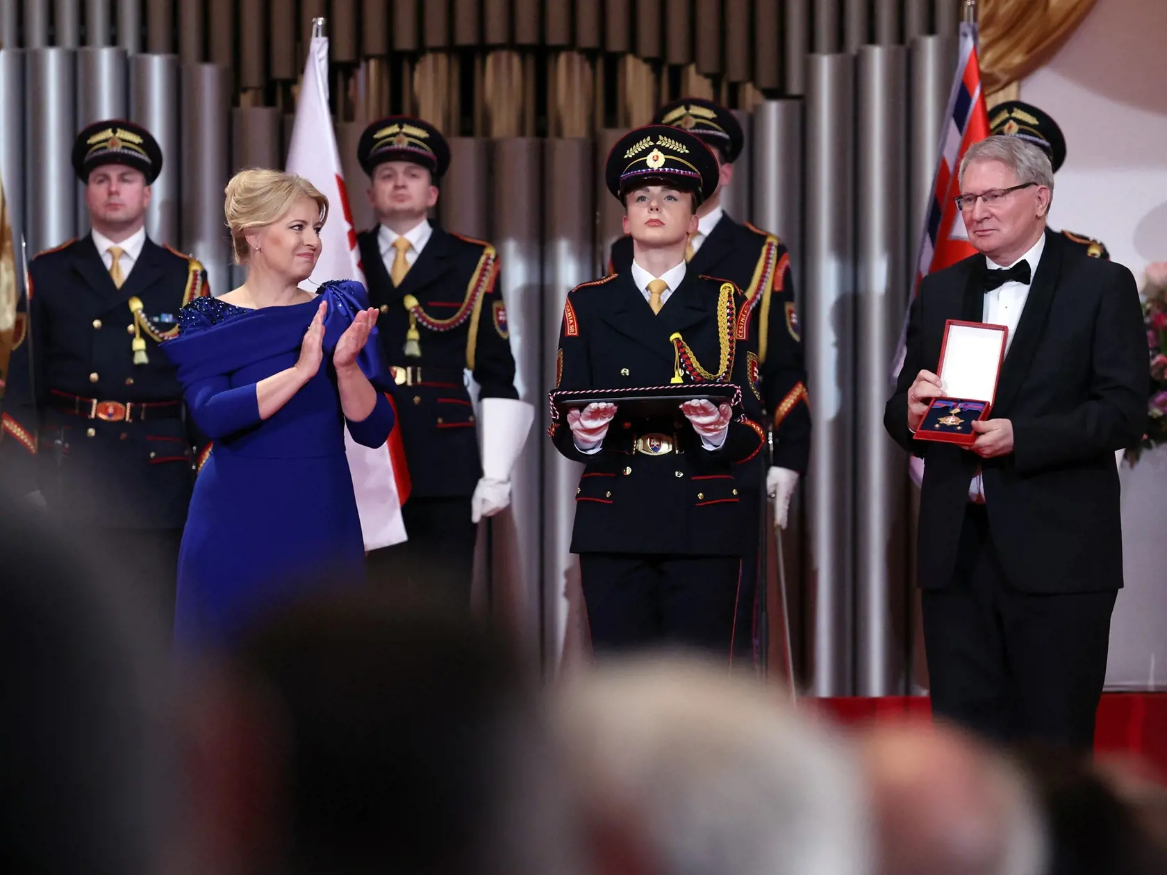 Prezidentka Zuzana Čaputová udelila začiatkom tohto roka niekoľko štátnych vyznamenaní. Na foto je historik László Szarka.
