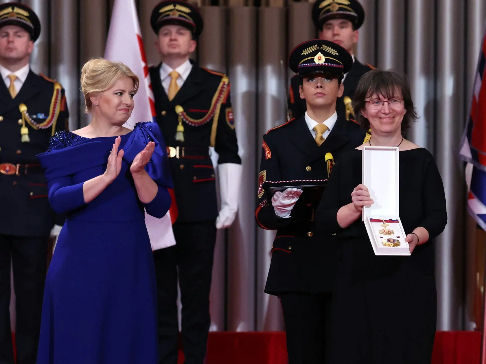 Prezidentka Zuzana Čaputová udelila začiatkom tohto roka niekoľko štátnych vyznamenaní. Na foto je profesorka Mária Bieliková.