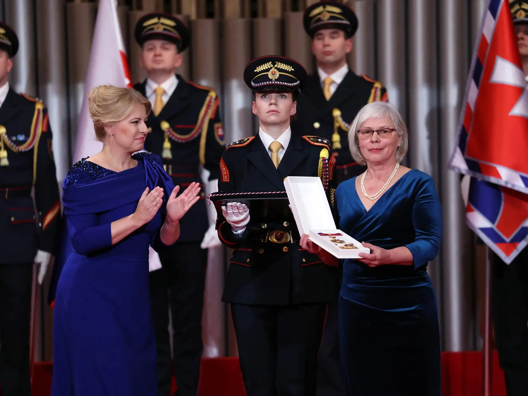 Prezidentka Zuzana Čaputová udelila začiatkom tohto roka niekoľko štátnych vyznamenaní. Na foto je medzinárodne uznávaná vedkyňa Mária Dušinská.