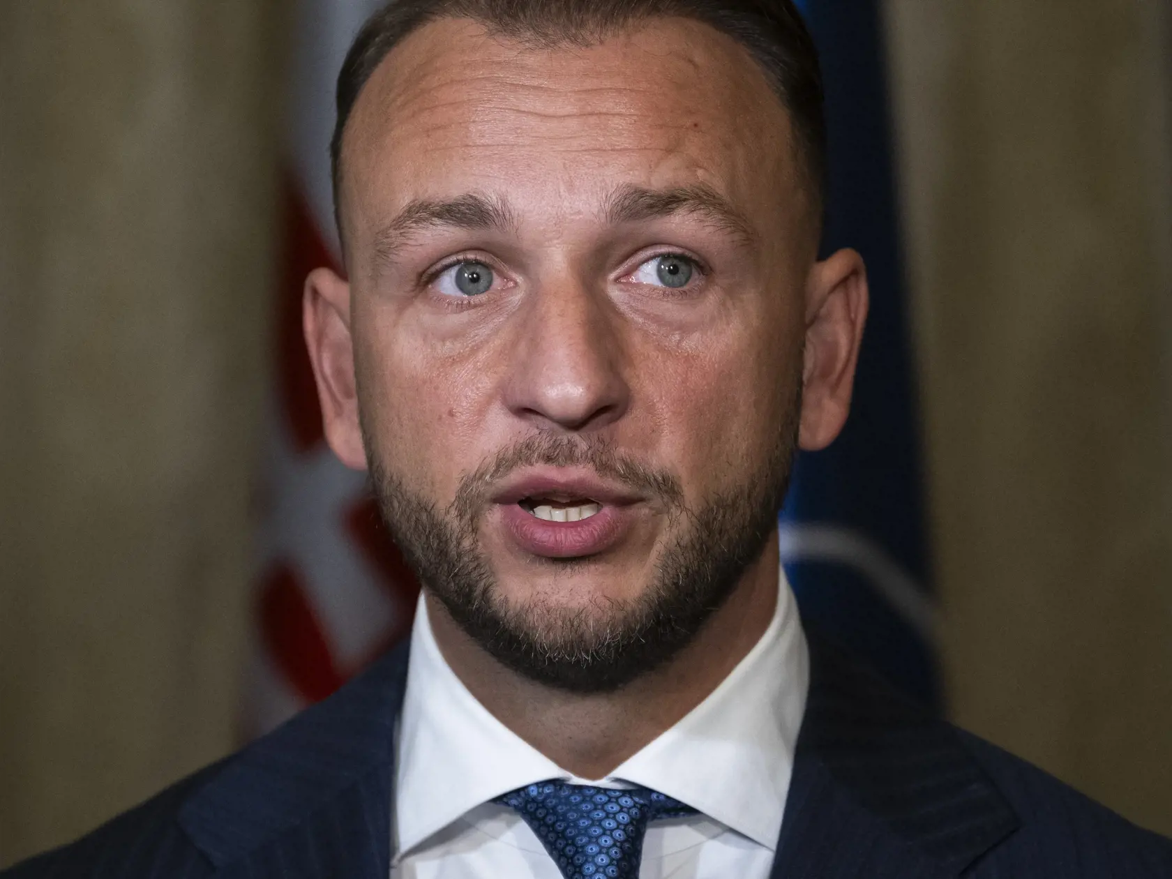 Podľa Matúša Šutaja Eštoka sú traja odídení poslanci problémom SNS, ktorá to musí vyriešiť.