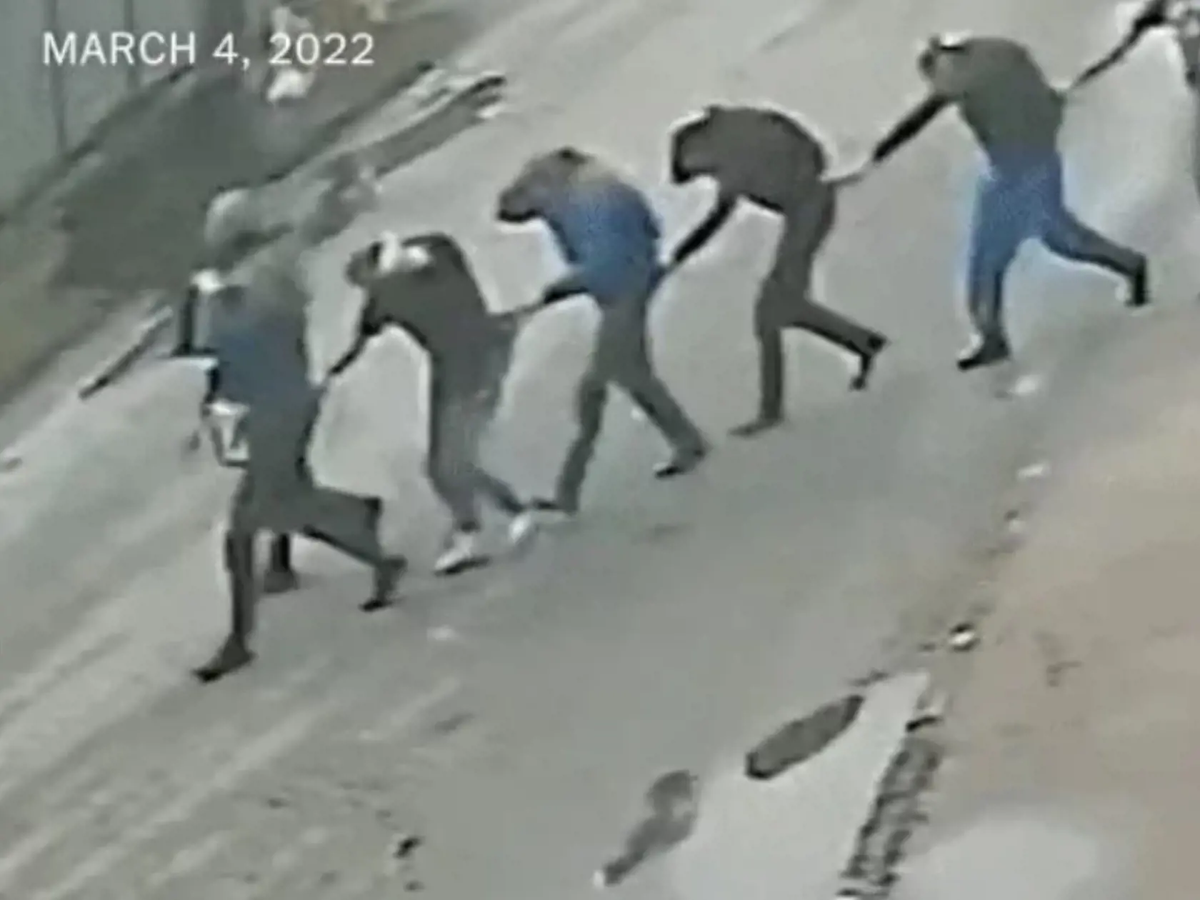 Na dvoch videách sú vidieť ruskí výsadkári, ako vedú s namierenými zbraňami niekoľko mužov ulicou mesta Buča na predmestí Kyjeva. Niektorí z týchto ukrajinských zajatcov sú prikrčení, držia sa za opasky tých, ktorí idú pred nimi.