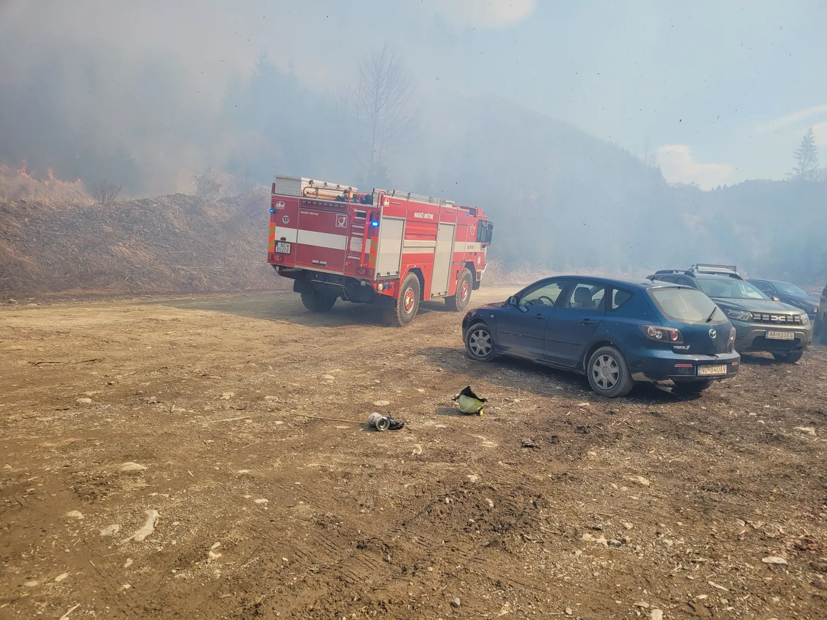 HaZZ: Pri požiari lesa v Oravskej Jasenici zasahuje takmer 80 hasičov