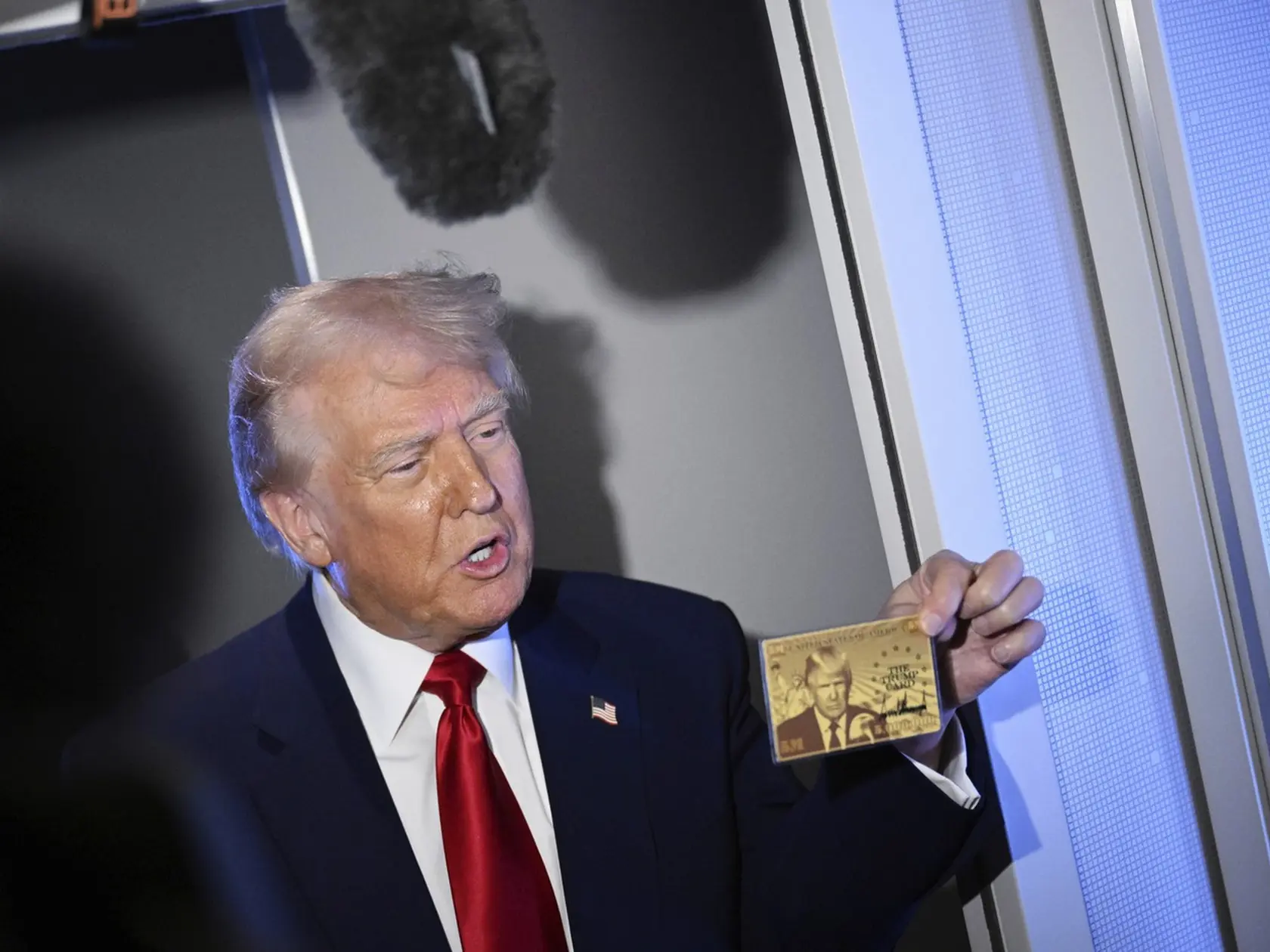   „Za päť miliónov dolárov by mohla byť vaša,“ povedal prezident.