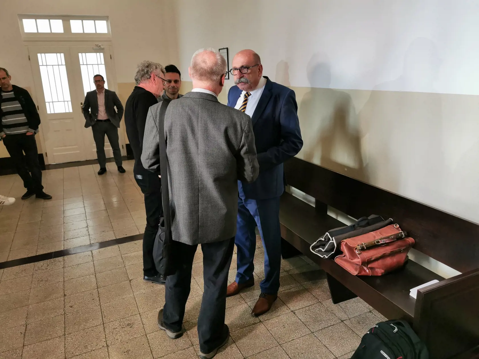 Napriek tomu, že na súd sa dostavili obaja obžalovaní, prokurátor, traja poškodení aj štyri obhajcovia, pojednávanie sa nezačalo. Neprišiel totiž jeden sudca, člen senátu.